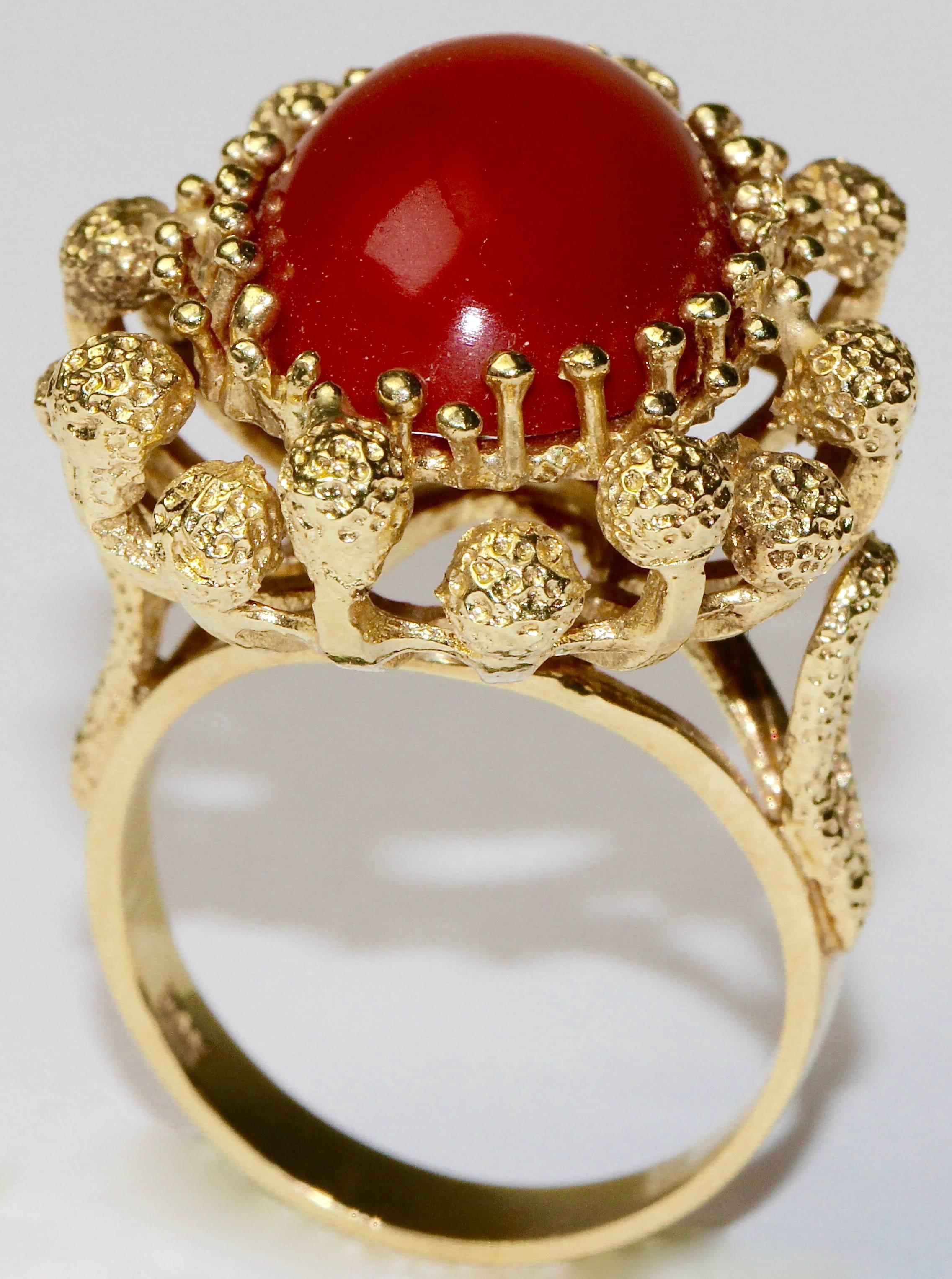 Enchanting gold ring with elaborate setting and large, oval salmon coral.
Hallmarked.

Ring size (diameter): 17mm 