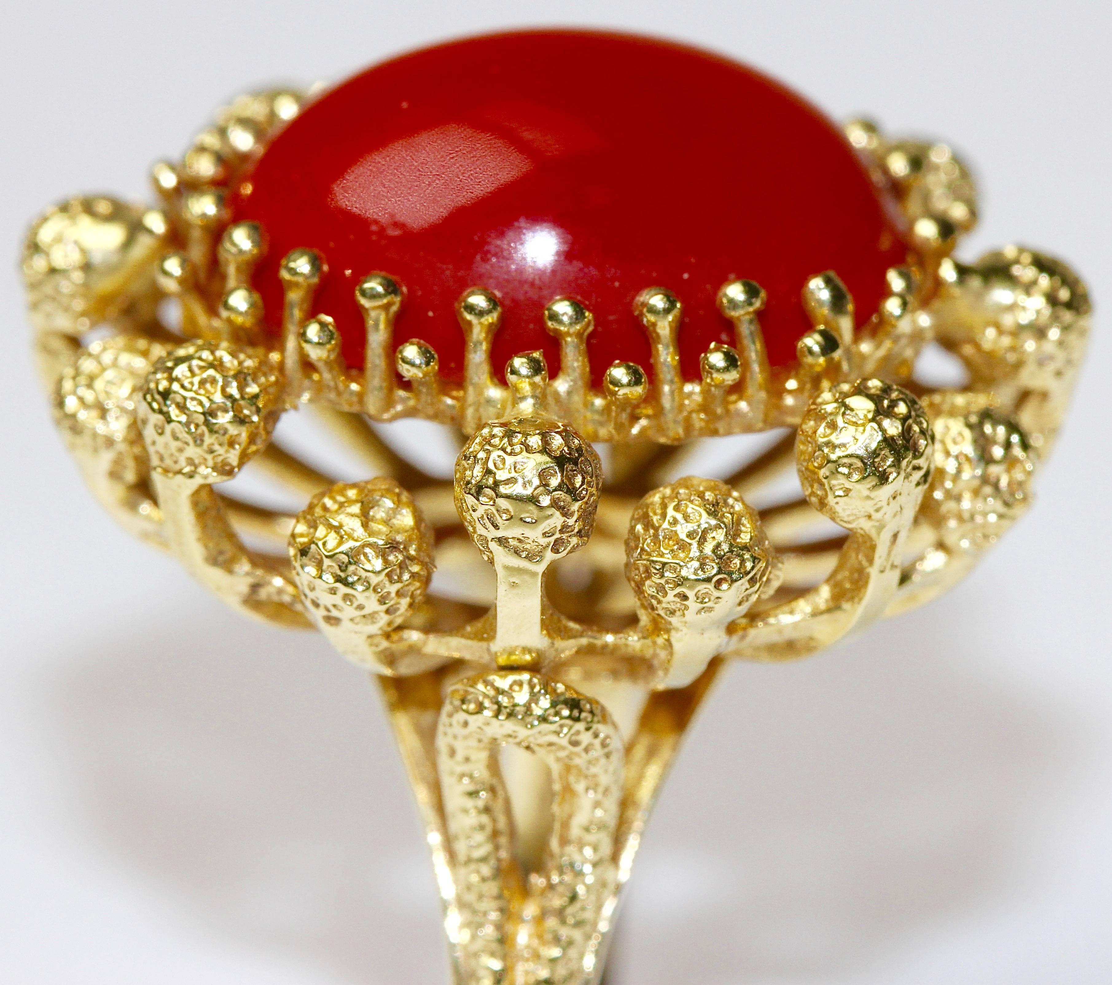 14 Karat Gold Ring with Big Oval Salmon Coral In Excellent Condition For Sale In Berlin, DE