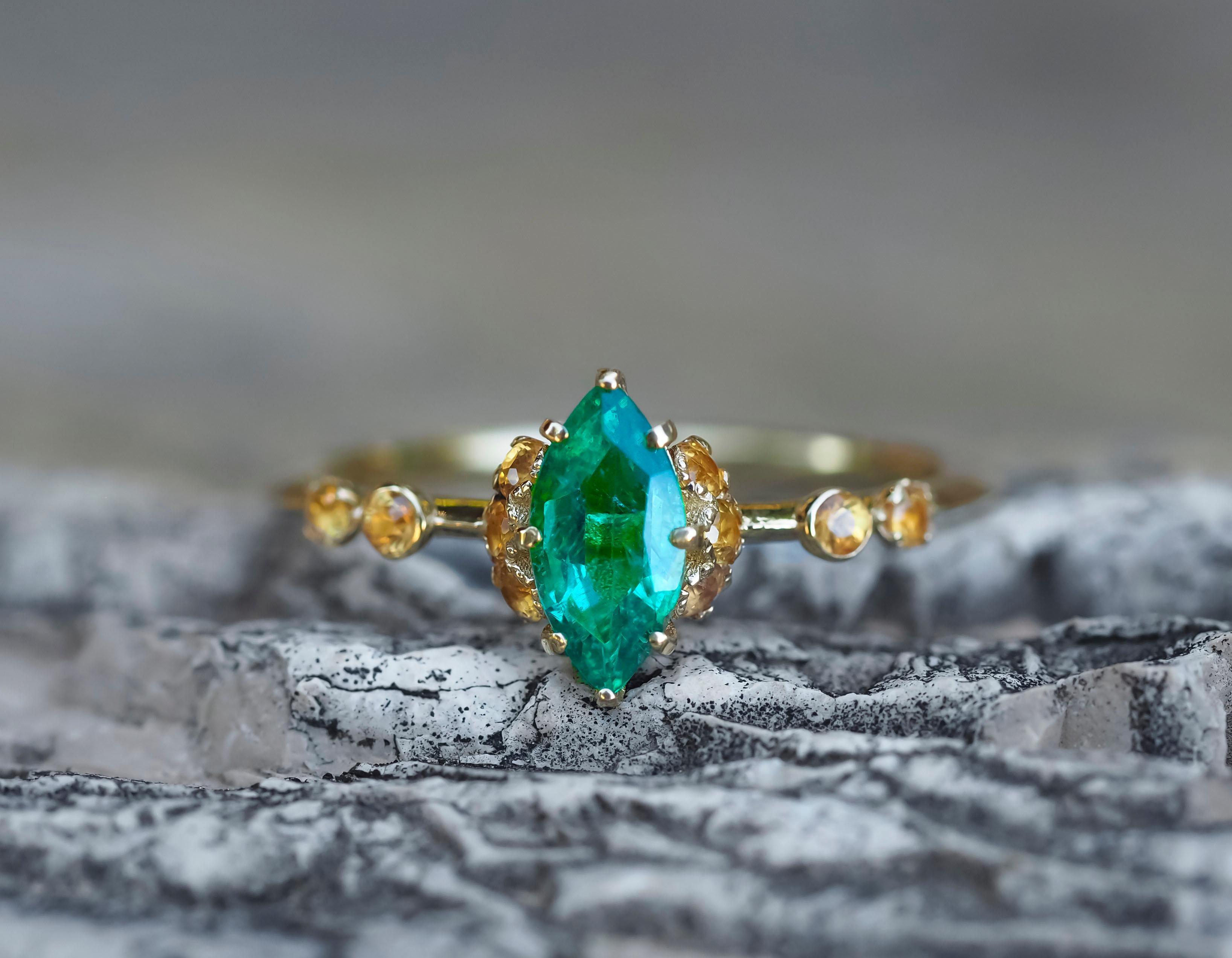 14 Karat Gold Ring with Emerald and Sapphires For Sale 2