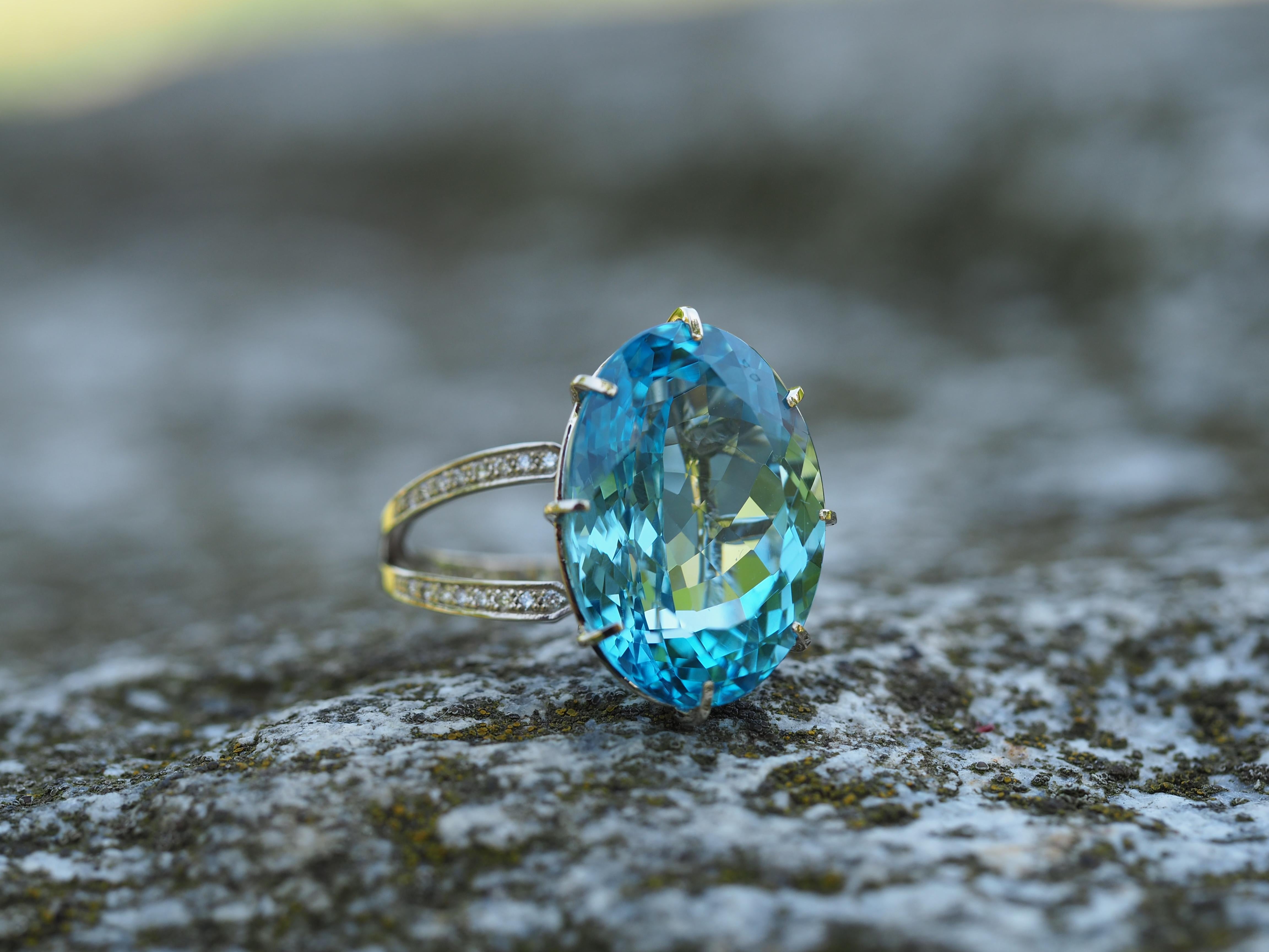 14 Karat Gold Ring with Oval Topaz and Diamonds, Gold Ring with Sky Blue Topaz For Sale 3