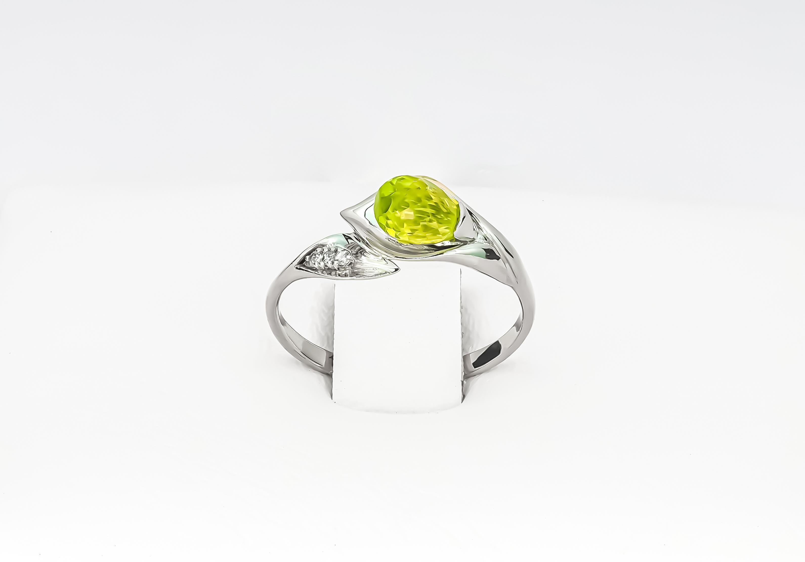 14 Karat Gold Ring with Peridot and Diamonds, Lily Calla Gold Ring For Sale 5