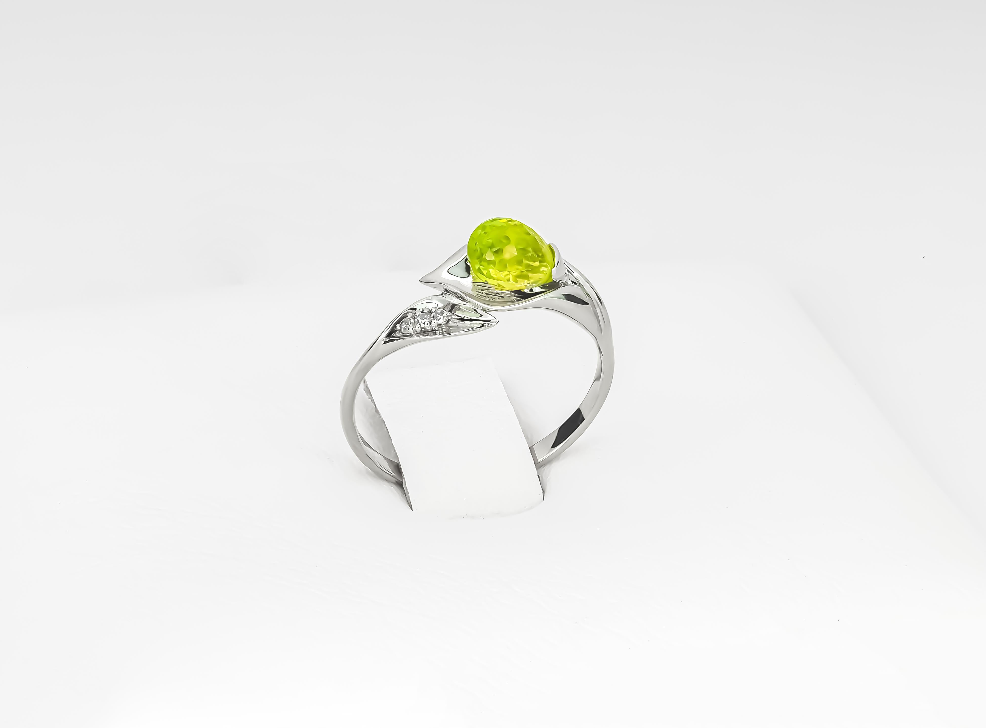 14 karat gold ring with peridot and diamonds. Lily calla gold ring. August birthstone
Weight: 2.10 g.
Size:17 (EU - 55, US - 6.75, UK - N)
Central stone: Peridot
Briolette cut, weight - 1.20 ct, green color
Clarity: Transparent with