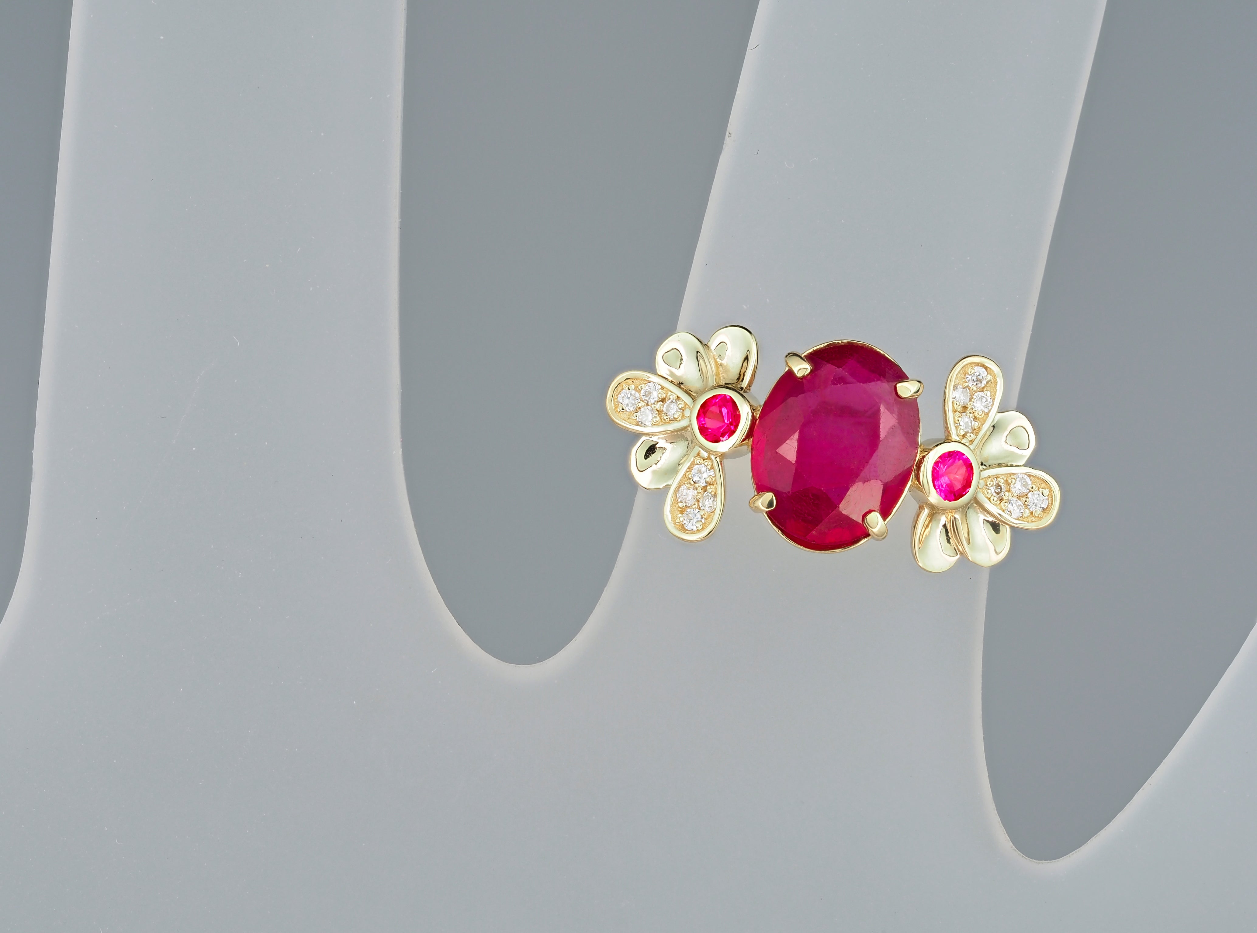 Im Angebot: Ring aus 14 Karat Gold mit Rubin und Diamanten. Rubinring mit Blumendesign ()