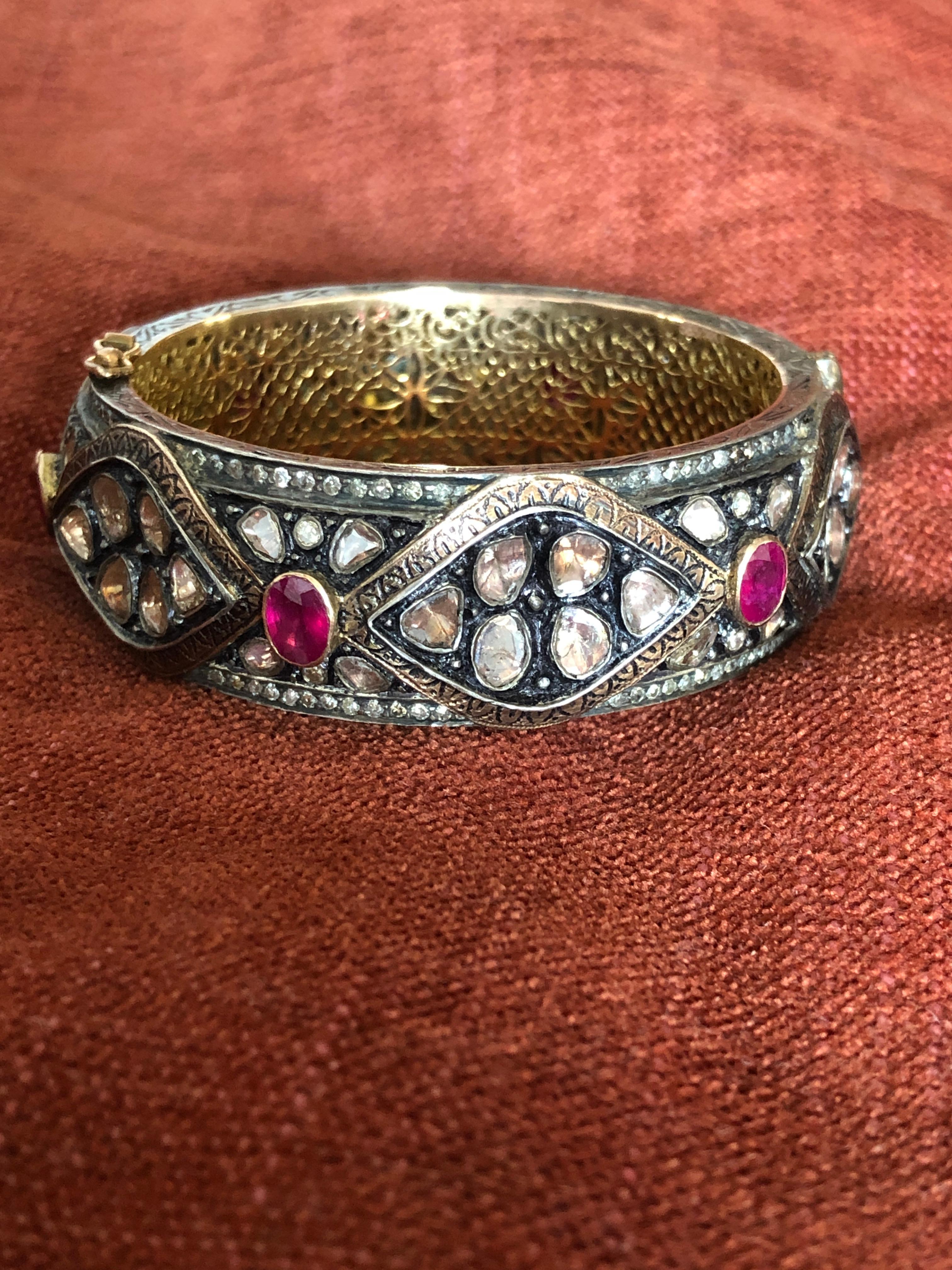 Non taillé Bracelet jonc en or 14 carats avec rubis et diamants en vente