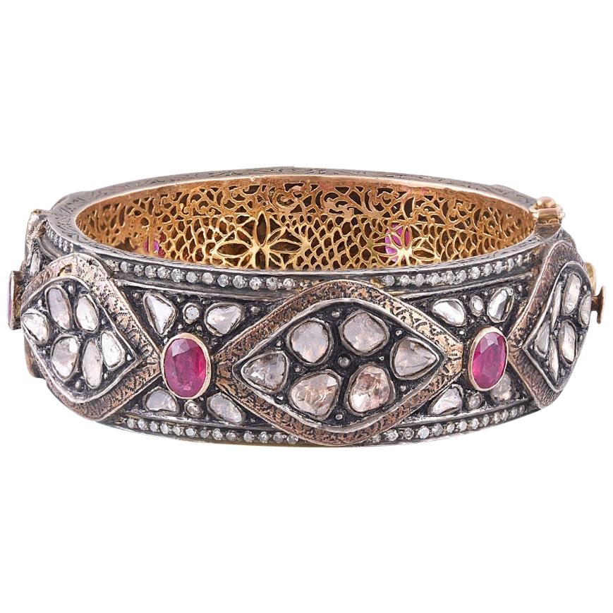 Bracelet jonc en or 14 carats avec rubis et diamants en vente