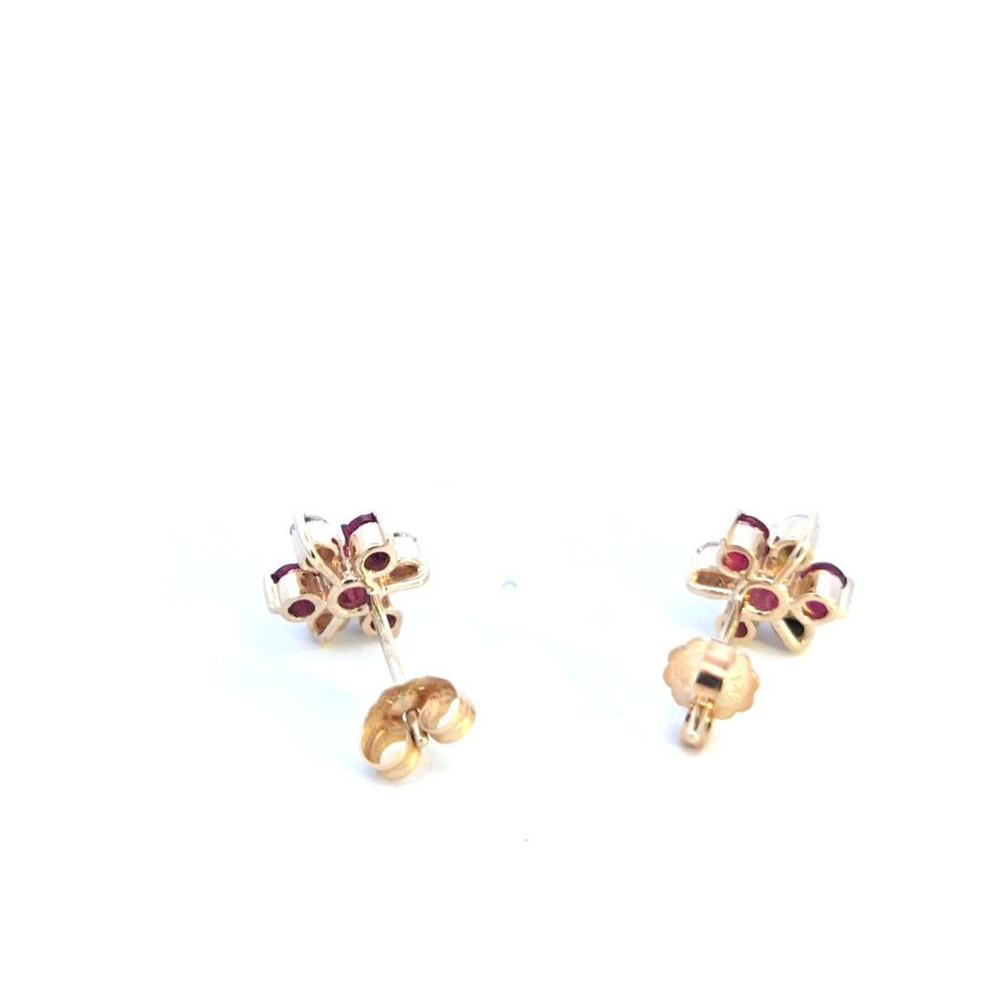 Orecchini a fiore con diamante e rubino in oro 14 carati In condizioni buone in vendita a Dallas, TX