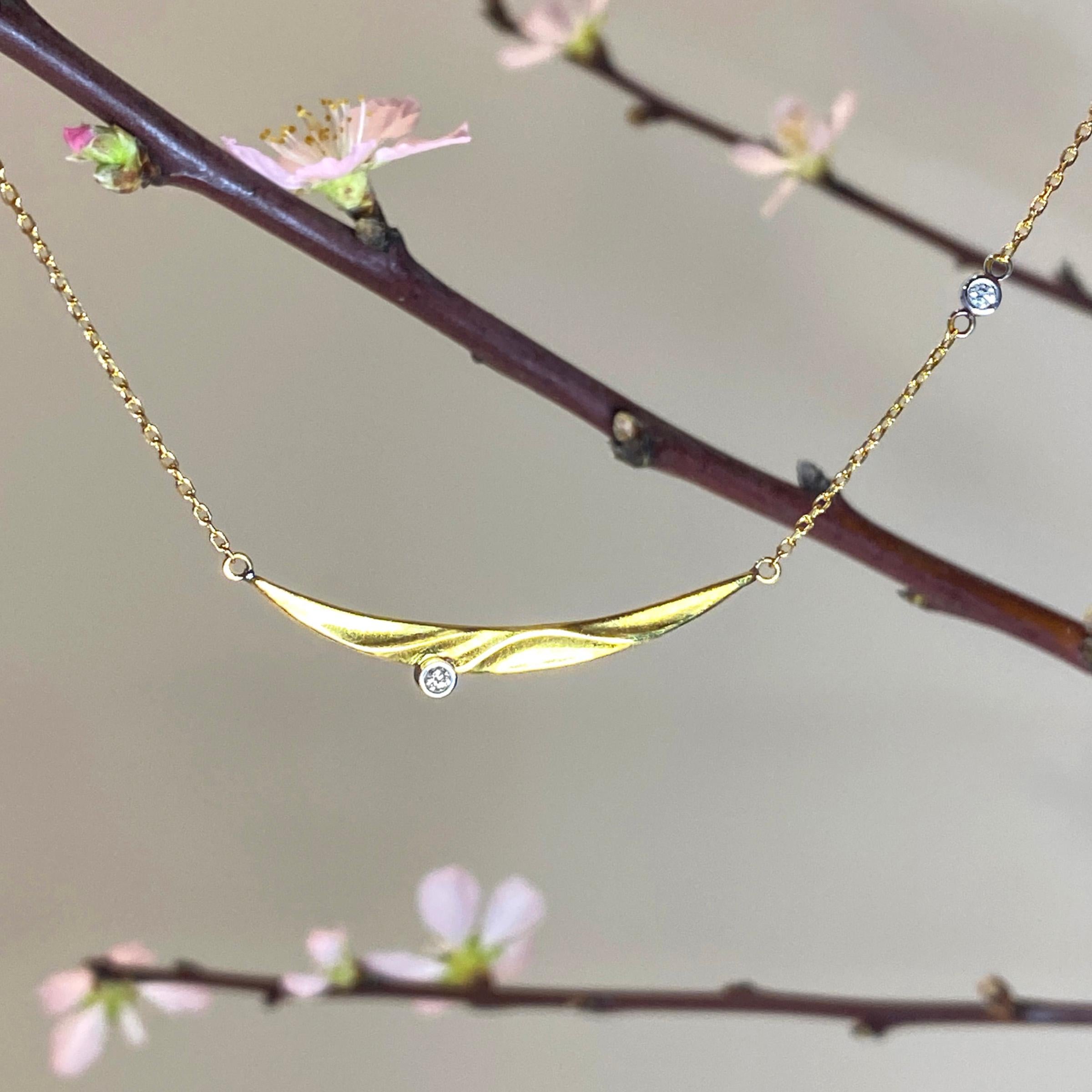 Le collier moderne Seaside de Keiko Mita est fabriqué à la main par l'artiste à partir d'or jaune 14 carats et de diamants de 0,06 carat. Le pendentif contemporain, qui mesure 43 mm de large et 5 mm de haut, est présenté sur une chaîne câble en or