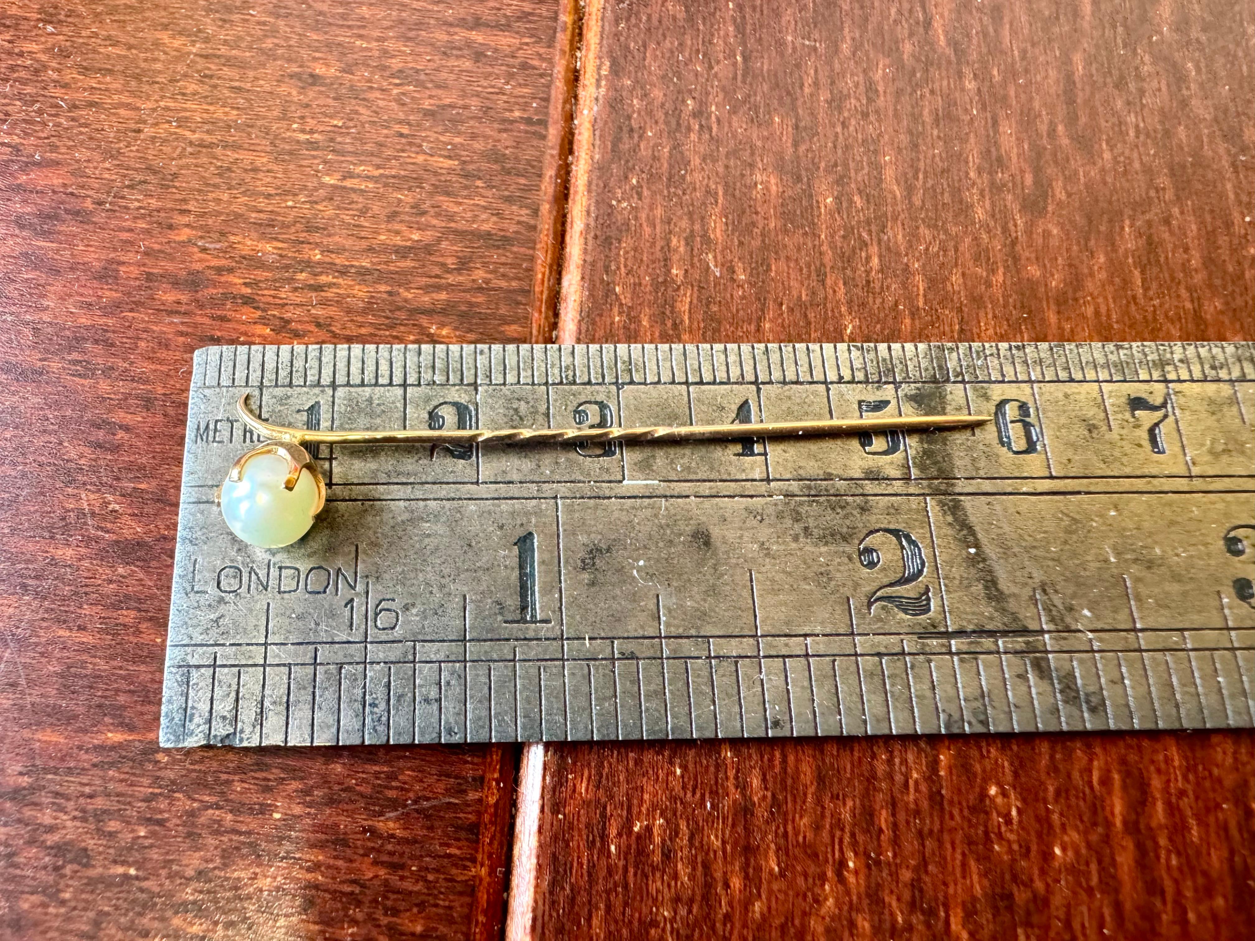 14 Karat Gold Stick Pin with bead Made in Finland In Good Condition For Sale In Orimattila, FI