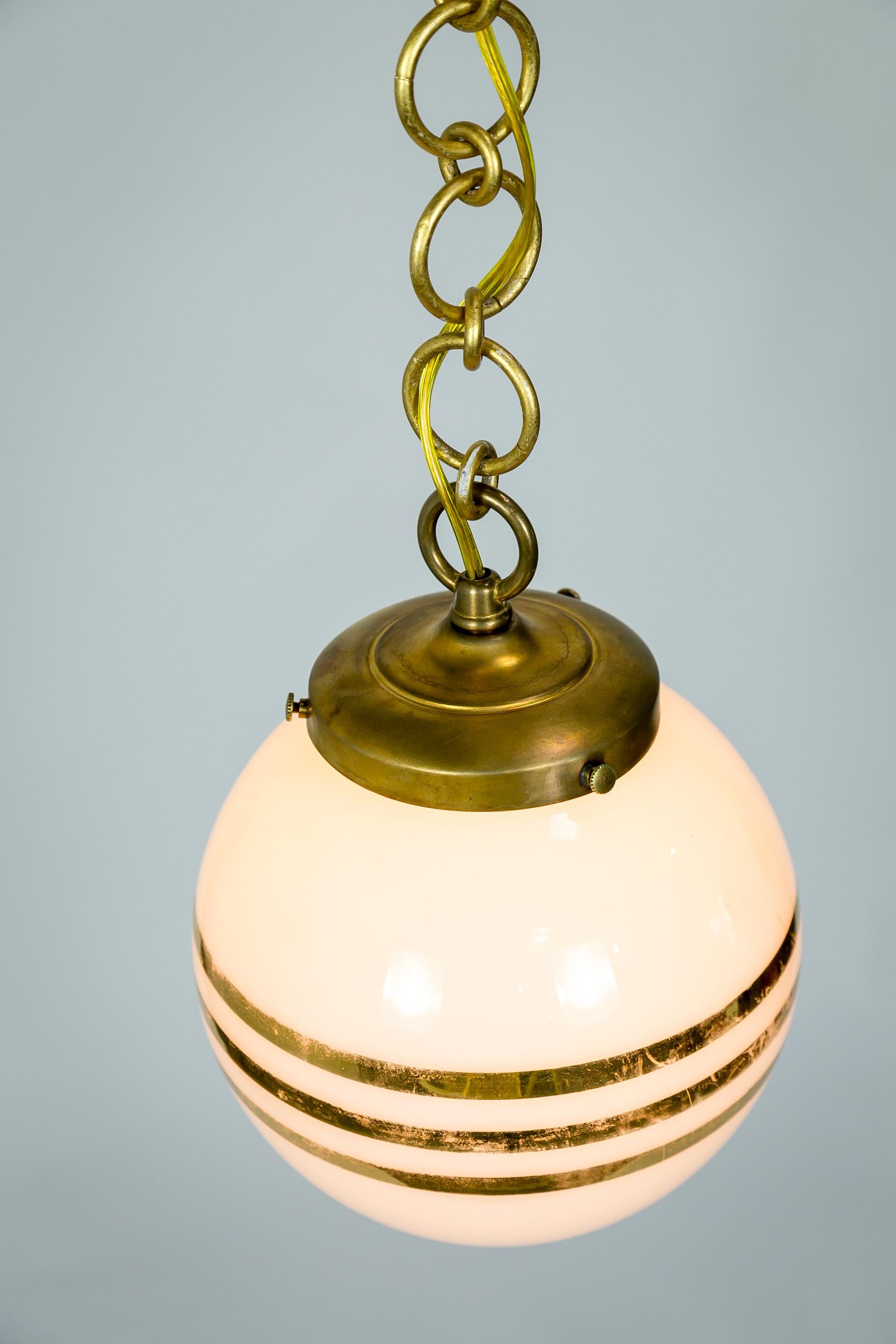 Paire de lampes à suspension en verre blanc rond rayé et or 14 carats en vente 1