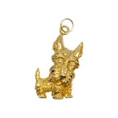 Pendentif à charnière en or jaune représentant un terrier et un chien