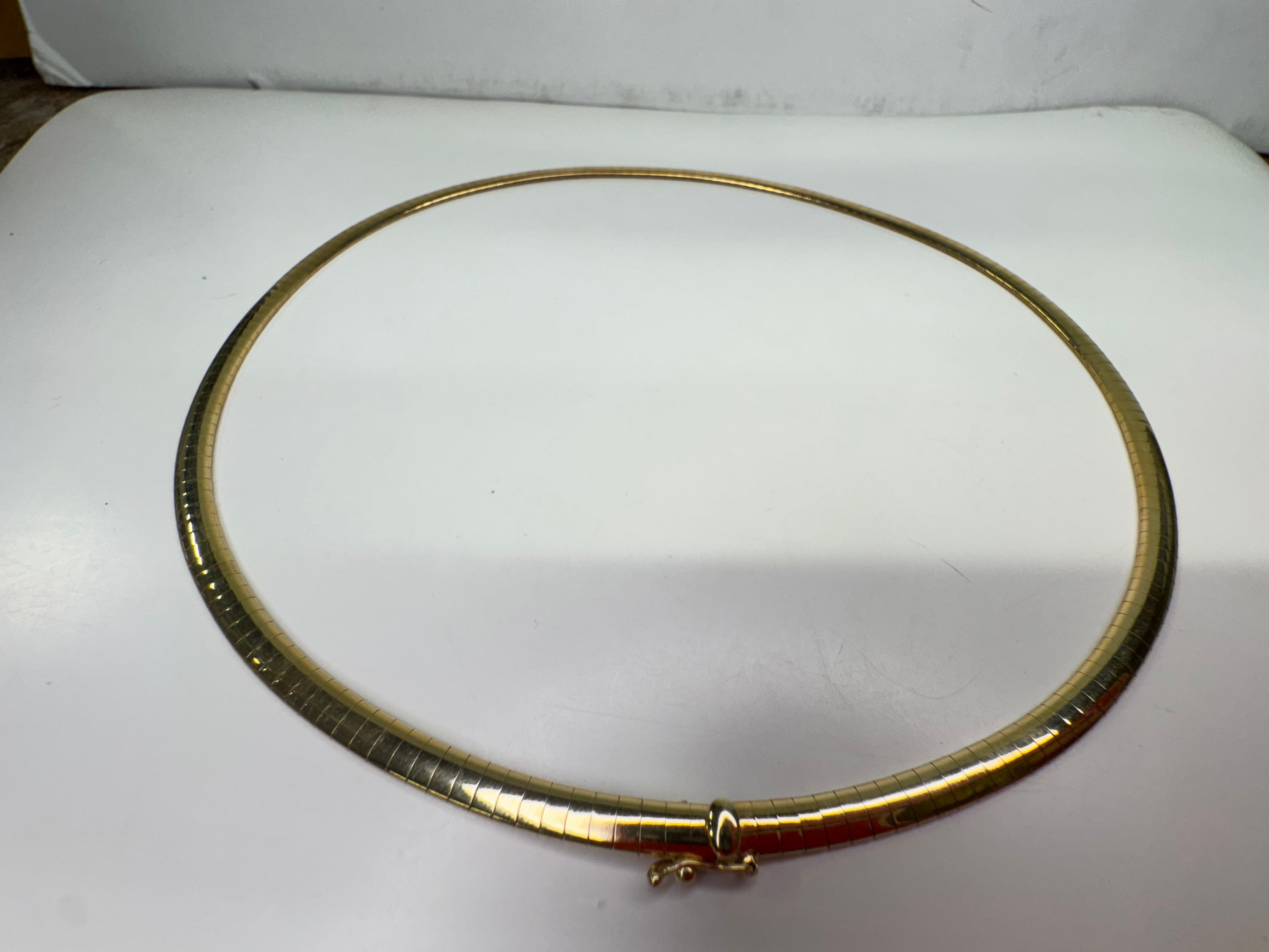 Round Cut 14 Karat Gold Thin Italian Omega Necklace For Sale