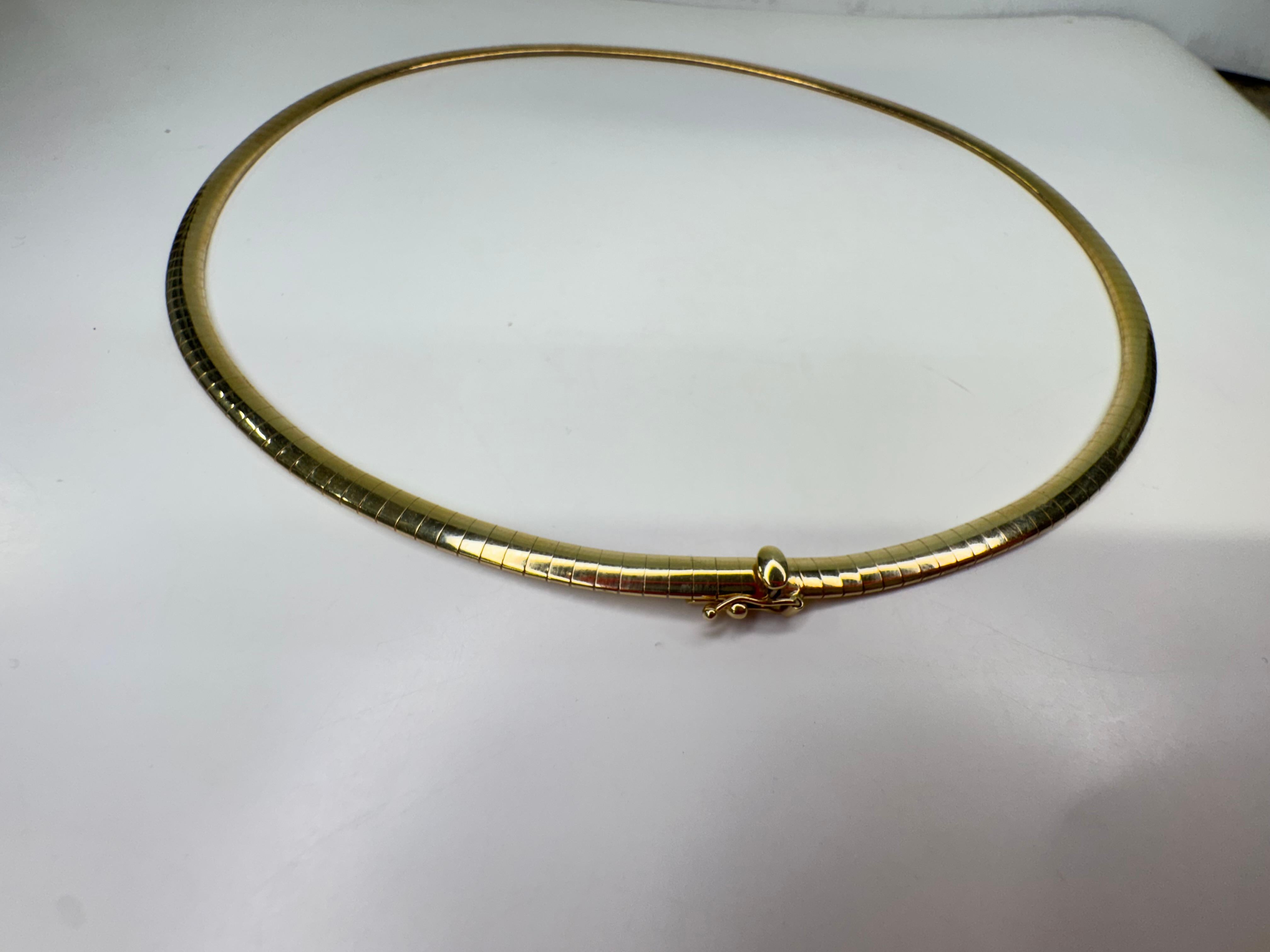 14 Karat Gold Thin Italian Omega Necklace In Good Condition For Sale In Palm Desert, CA