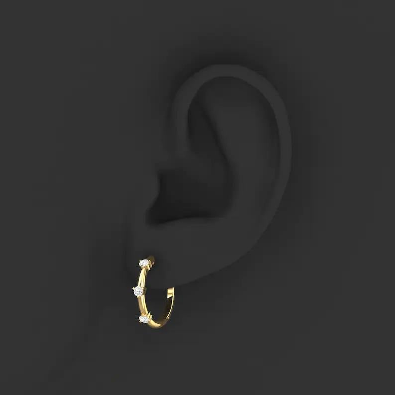 Coulée en or 14 carats. Ces magnifiques boucles d'oreilles sont serties à la main de 0,30 carats de diamants étincelants. Disponible en or jaune, rose et blanc.   

SUIVEZ la vitrine de MEGHNA JEWELS pour découvrir la dernière collection et les