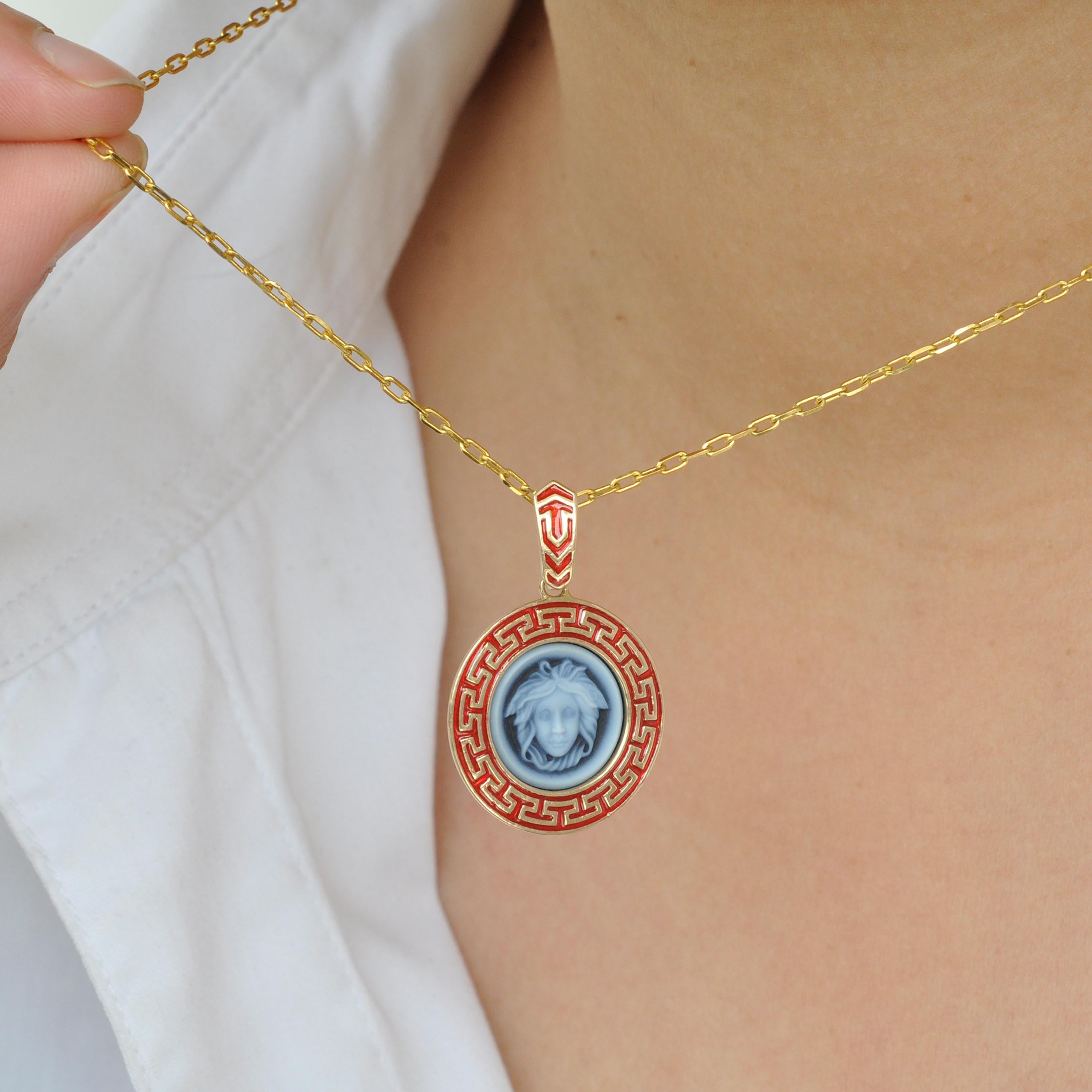 Versace, collier pendentif en or 14 carats avec motif camée en forme de Méduse et émail grec en vente 6