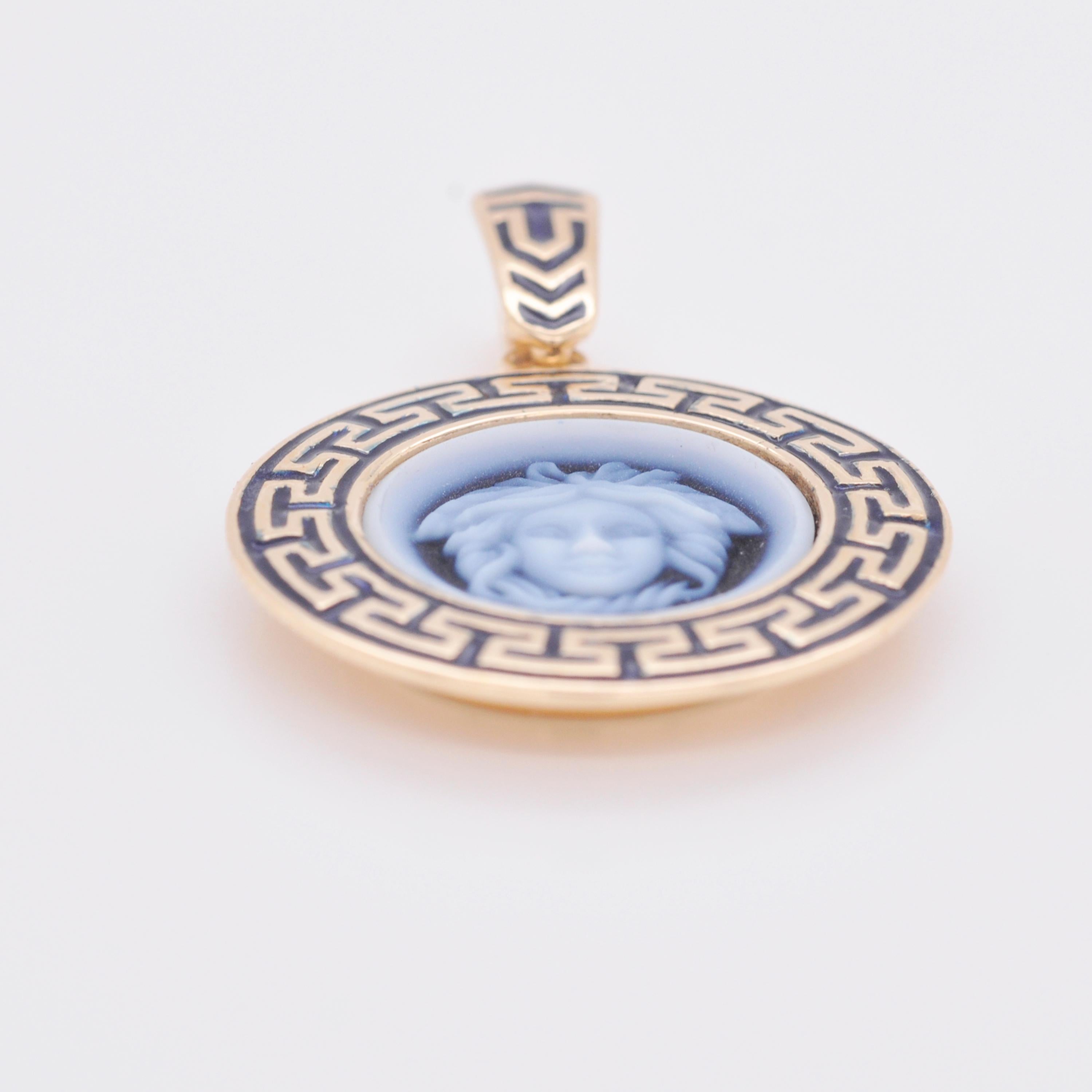 14 Karat Gold Versace Design Medusa Kamee griechisches Design Emaille Anhänger Halskette für Damen oder Herren im Angebot