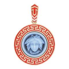 Versace, collier pendentif en or 14 carats avec motif camée en forme de Méduse et émail grec