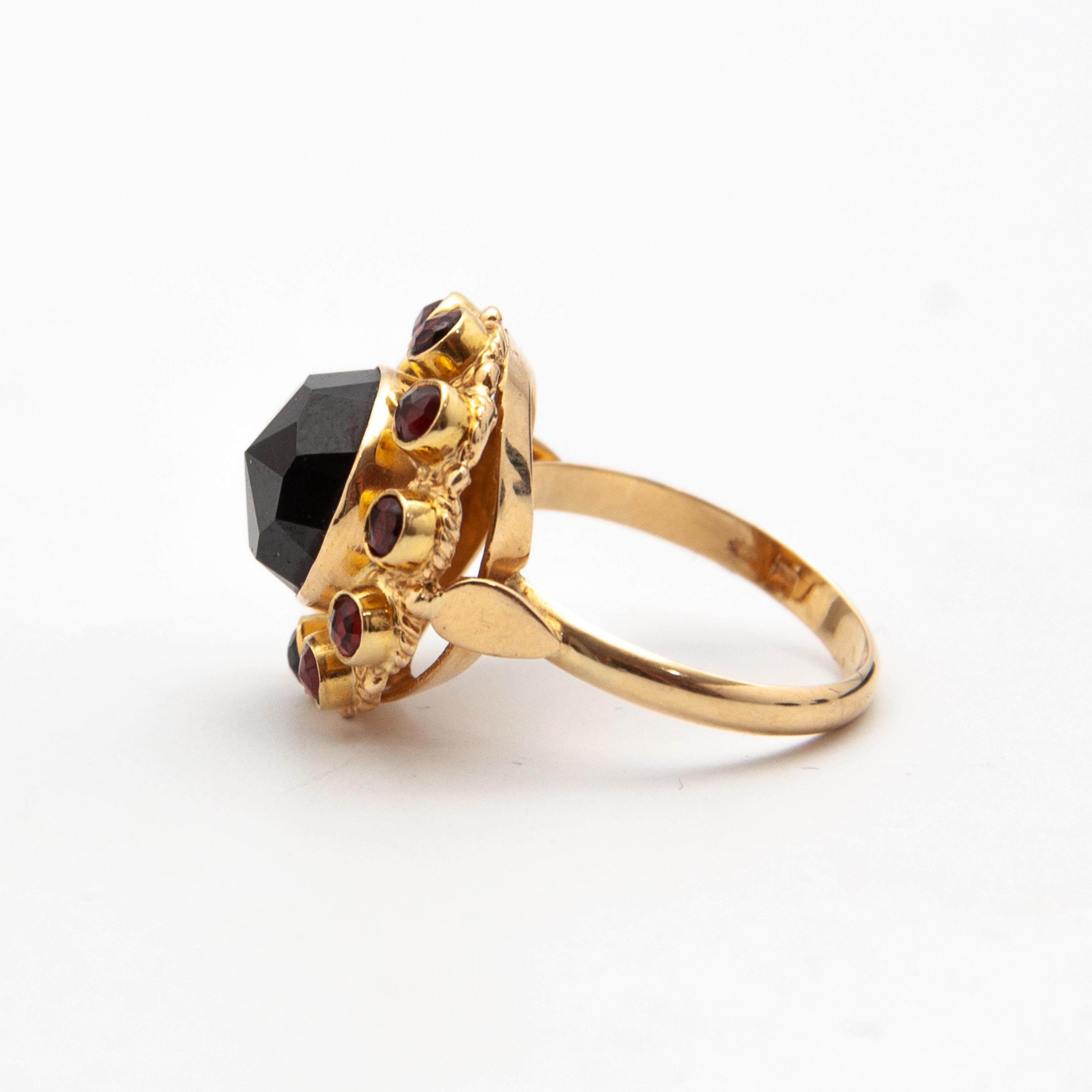 Vintage Garnet and 14 Karat Gold Cluster Ring In Good Condition For Sale In Rotterdam, NL