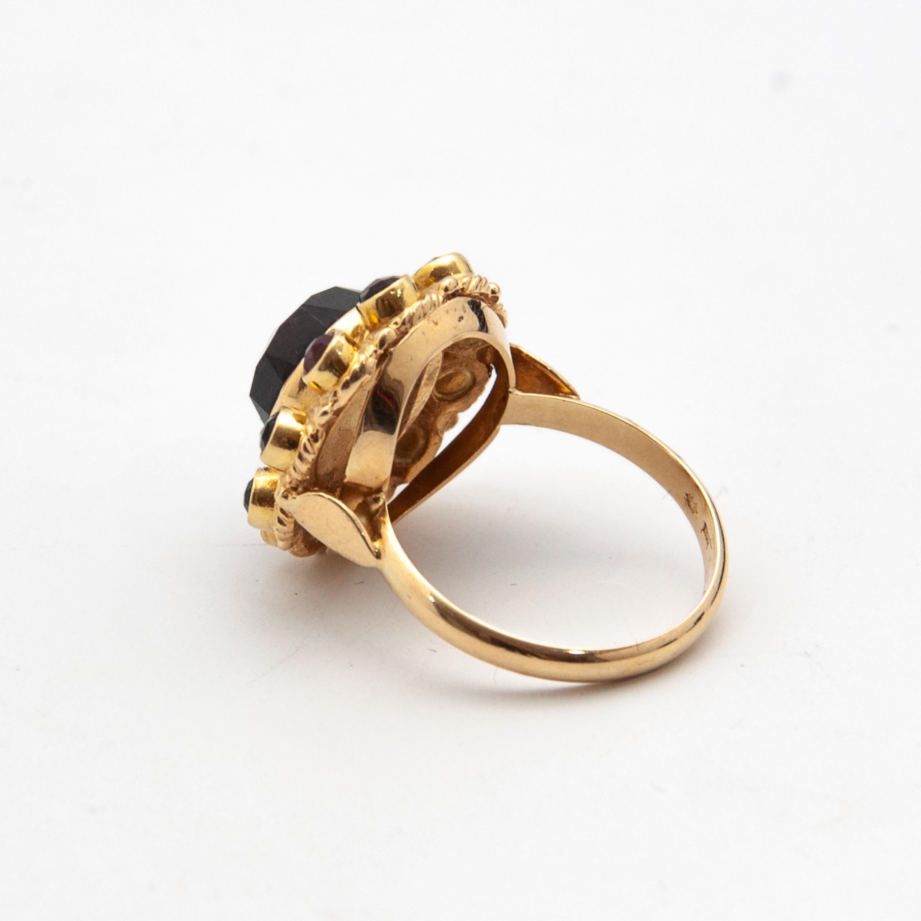 Vintage Garnet and 14 Karat Gold Cluster Ring For Sale 1