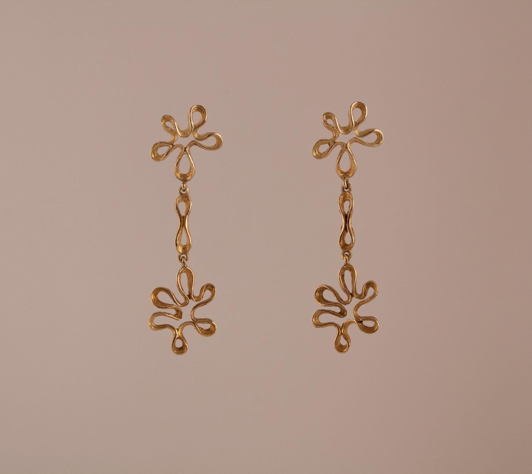 Such a fun pair of 14 karat gold dangle earrings with a free form 