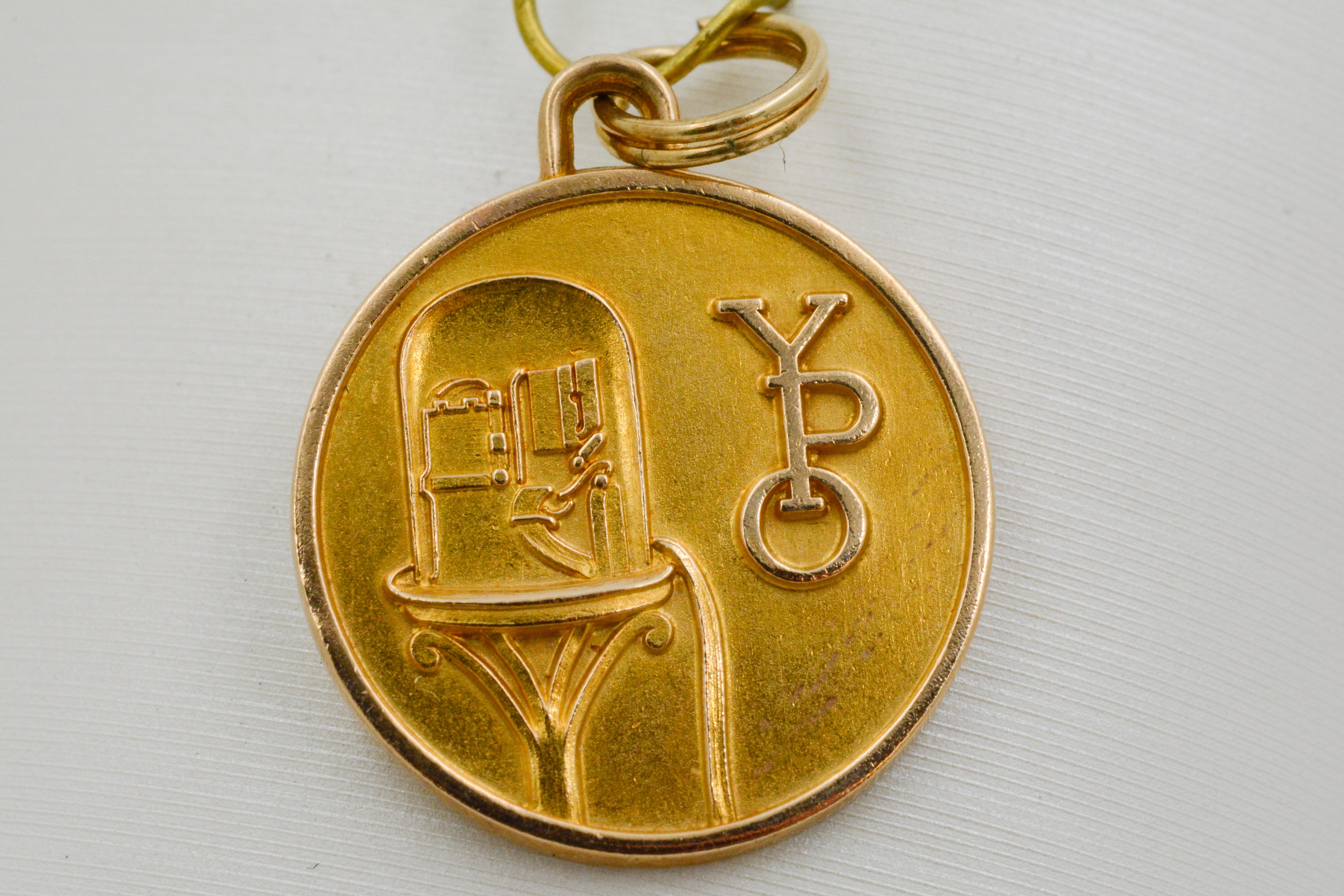Crafted with 14kt yellow gold, this charm features a Wall Street image and the letters “YPO” on the front. “Wall Street Seminar Dec. 5-8 1971” is embossed on the reverse. Measuring 19.18mm in diameter, 1.60mm thick, and weighing 4.2g. This charm is