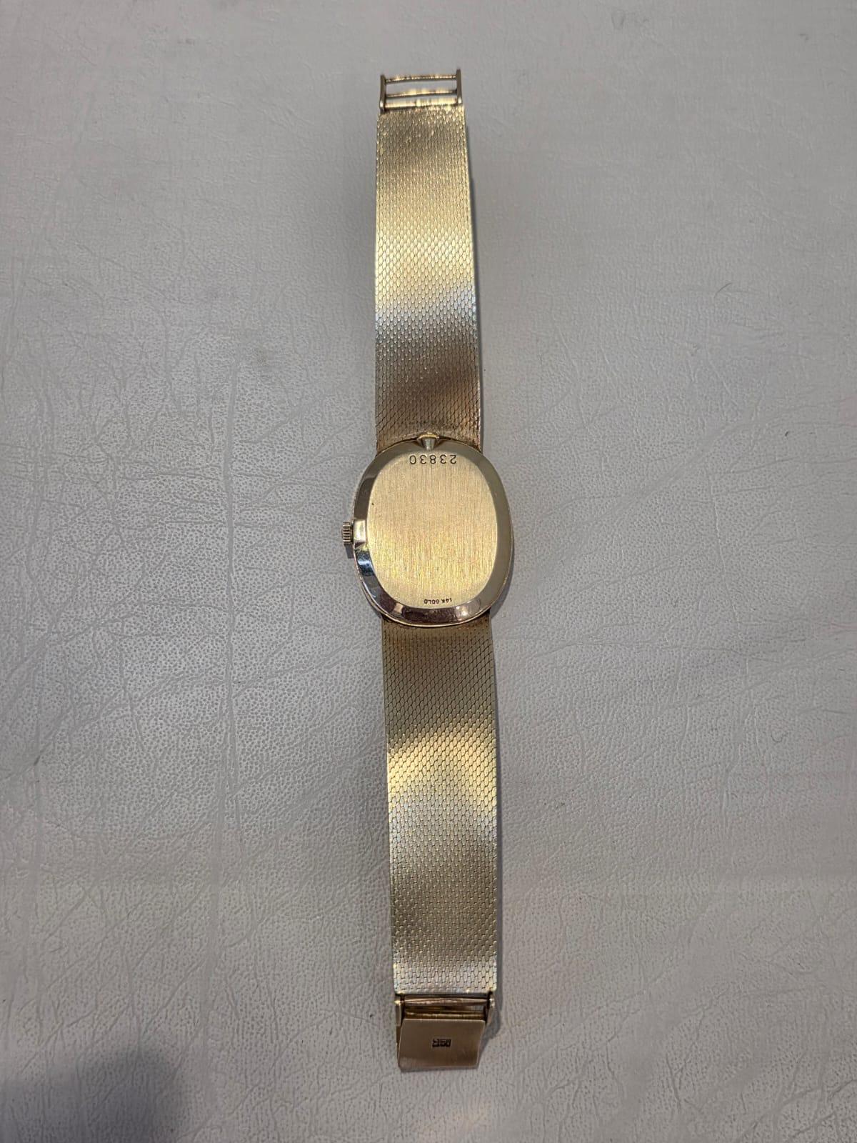 Reloj de oro de 14 quilates de la marca Universal Genève
Reloj Clásico Universal Genève con Cuerpo Ovalado en Oro
Movimiento manual
Peso: 49,03 gramos