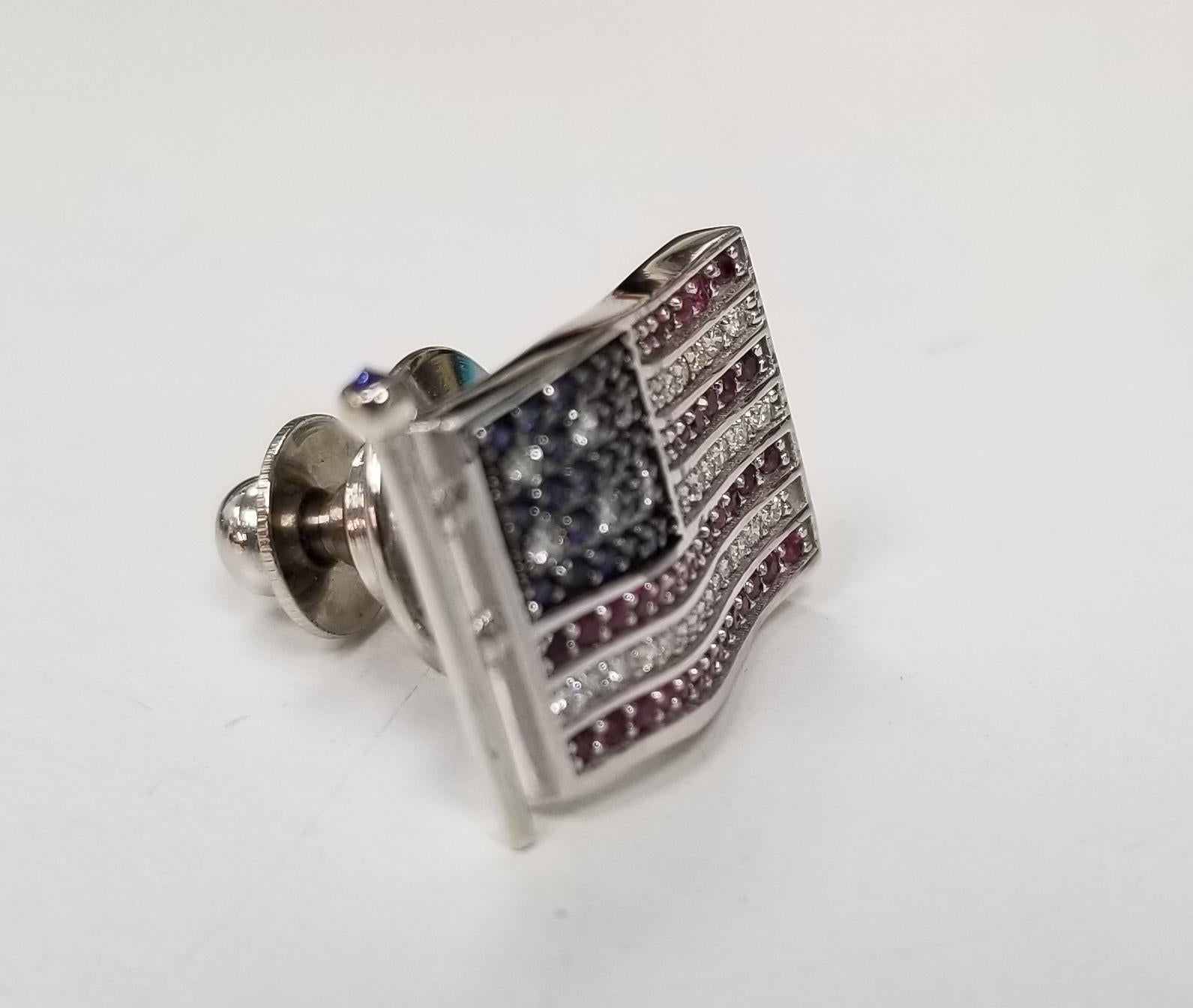 Contemporain Épingle en or 14 carats représentant le drapeau américain avec diamants, rubis et saphirs en vente