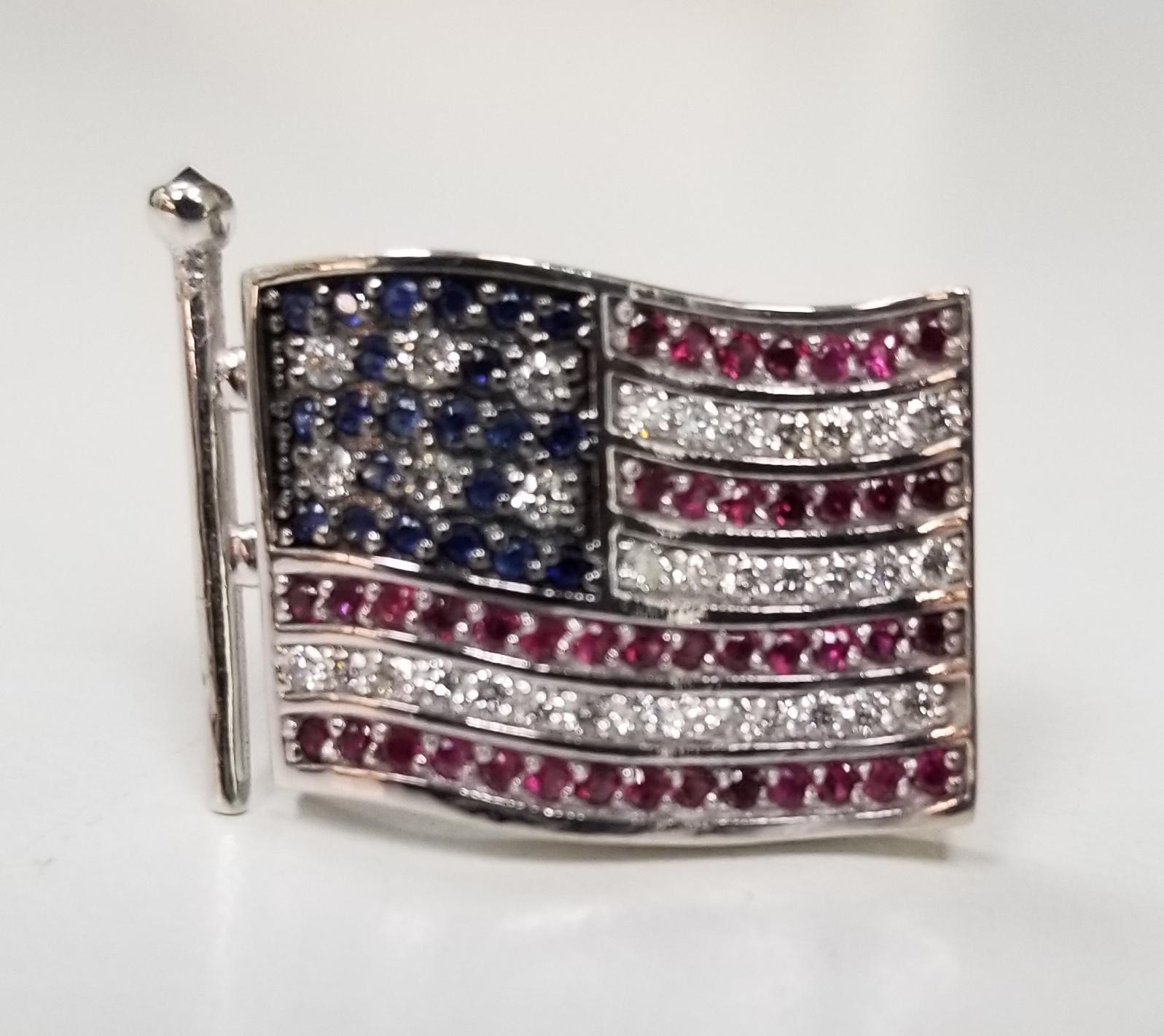 Épingle en or 14 carats représentant le drapeau américain avec diamants, rubis et saphirs Neuf - En vente à Los Angeles, CA