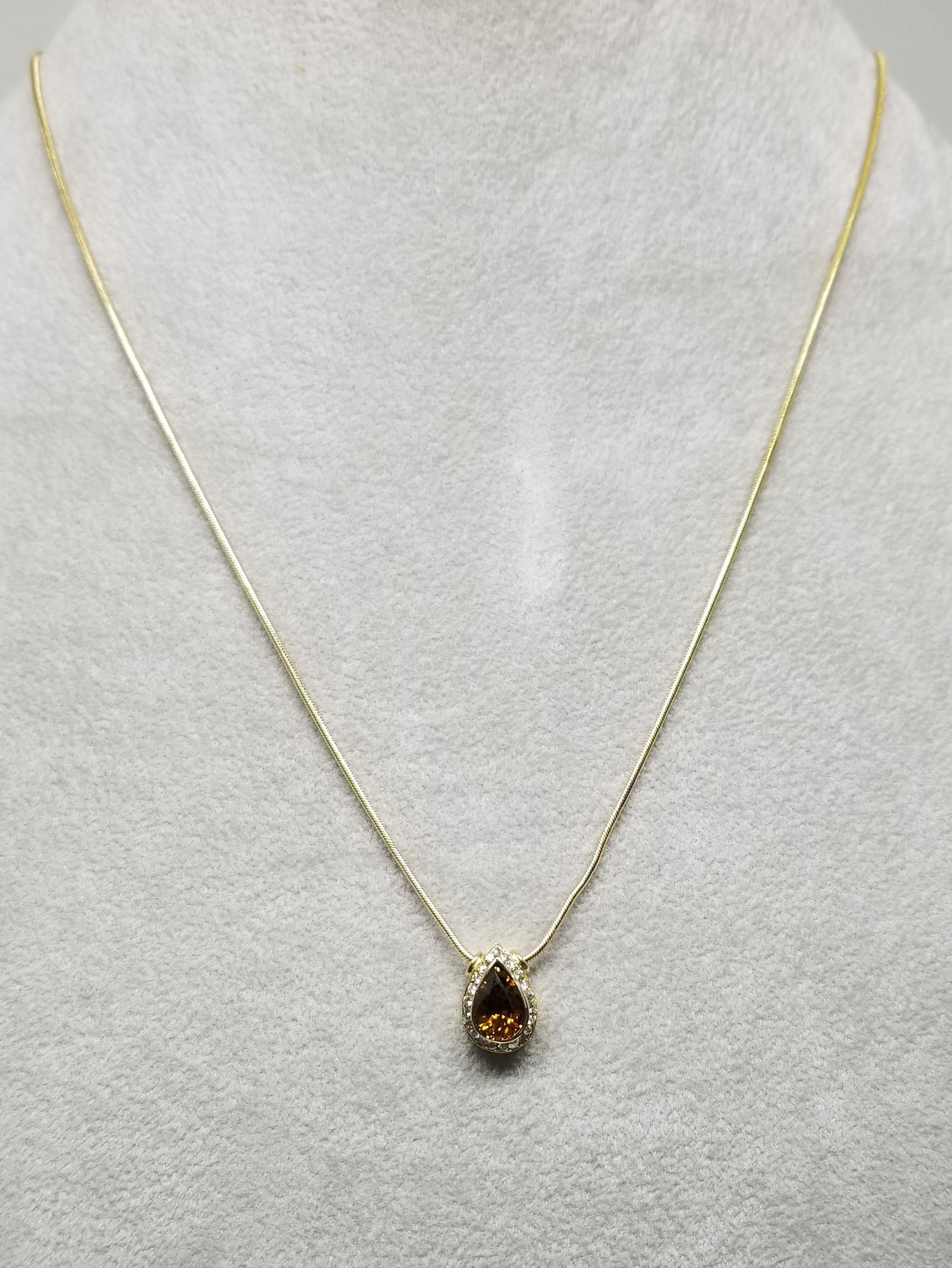 14 Karat Goldspinell- und Diamantenkette mit 1 birnenförmig geschliffenen Goldspinell von Edelsteinqualität mit einem Gewicht von 1,10ct. und 23 runden Vollschliffdiamanten mit einem Gewicht von 0,20 pts. an einer 16 Zoll langen Schlangenkette.