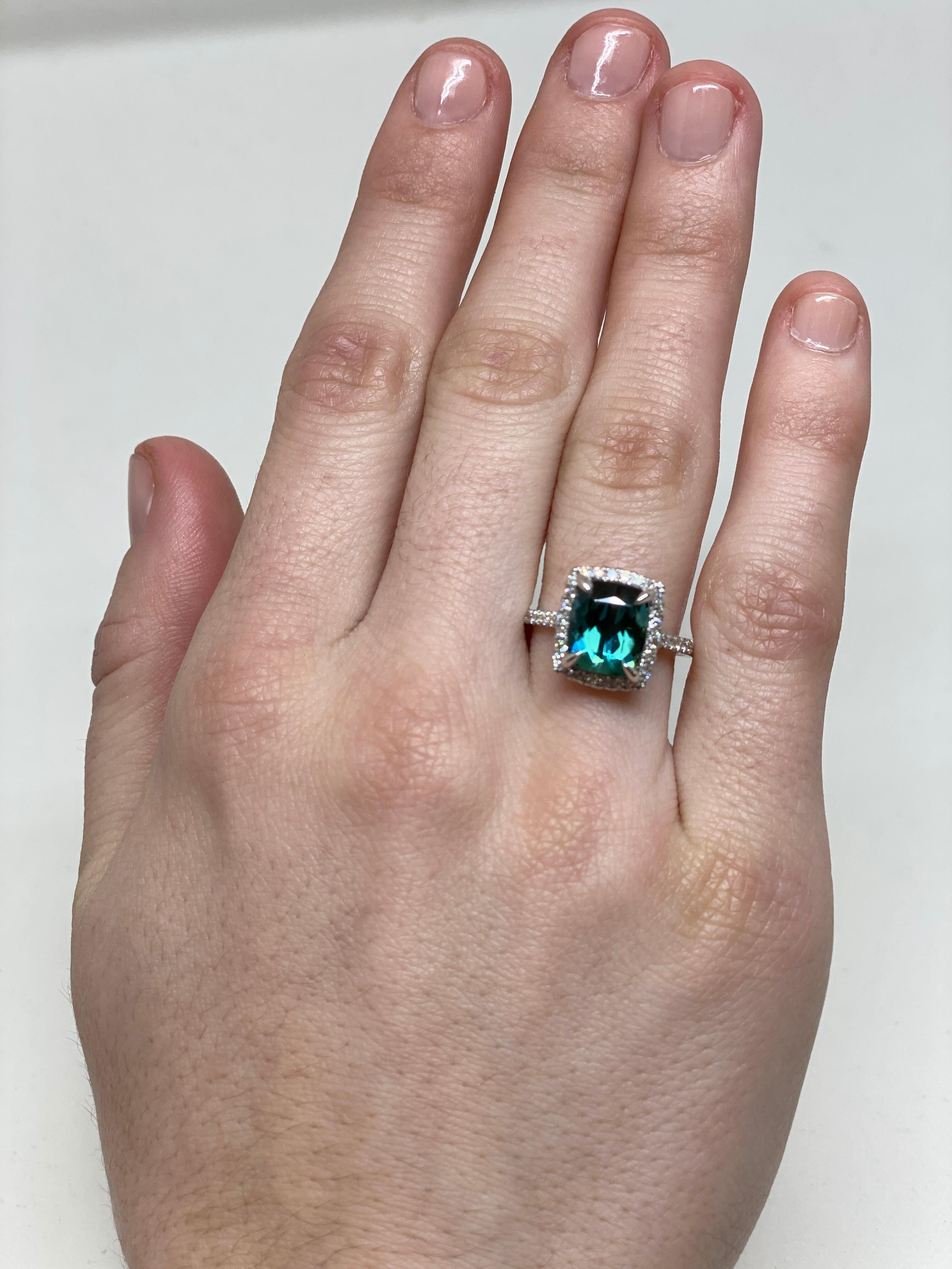 14 Karat Green Cushion Cut Tourmaline Diamond Halo Ring (bague de halo en tourmaline verte à taille coussin) en vente 6