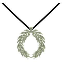 Colgante de oro verde de 14 quilates con corona de olivo