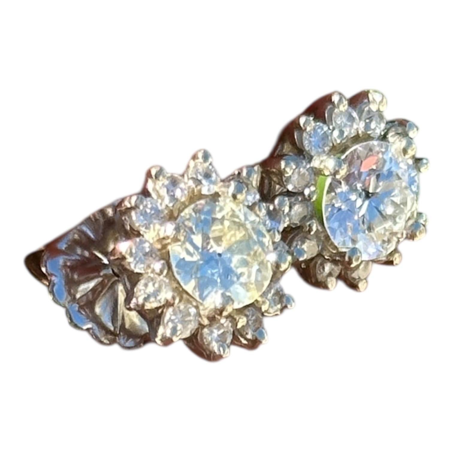 Taille ronde Boucles d'oreilles avec halo en diamant naturel de 2,50 carats et brillant, 14 carats en vente