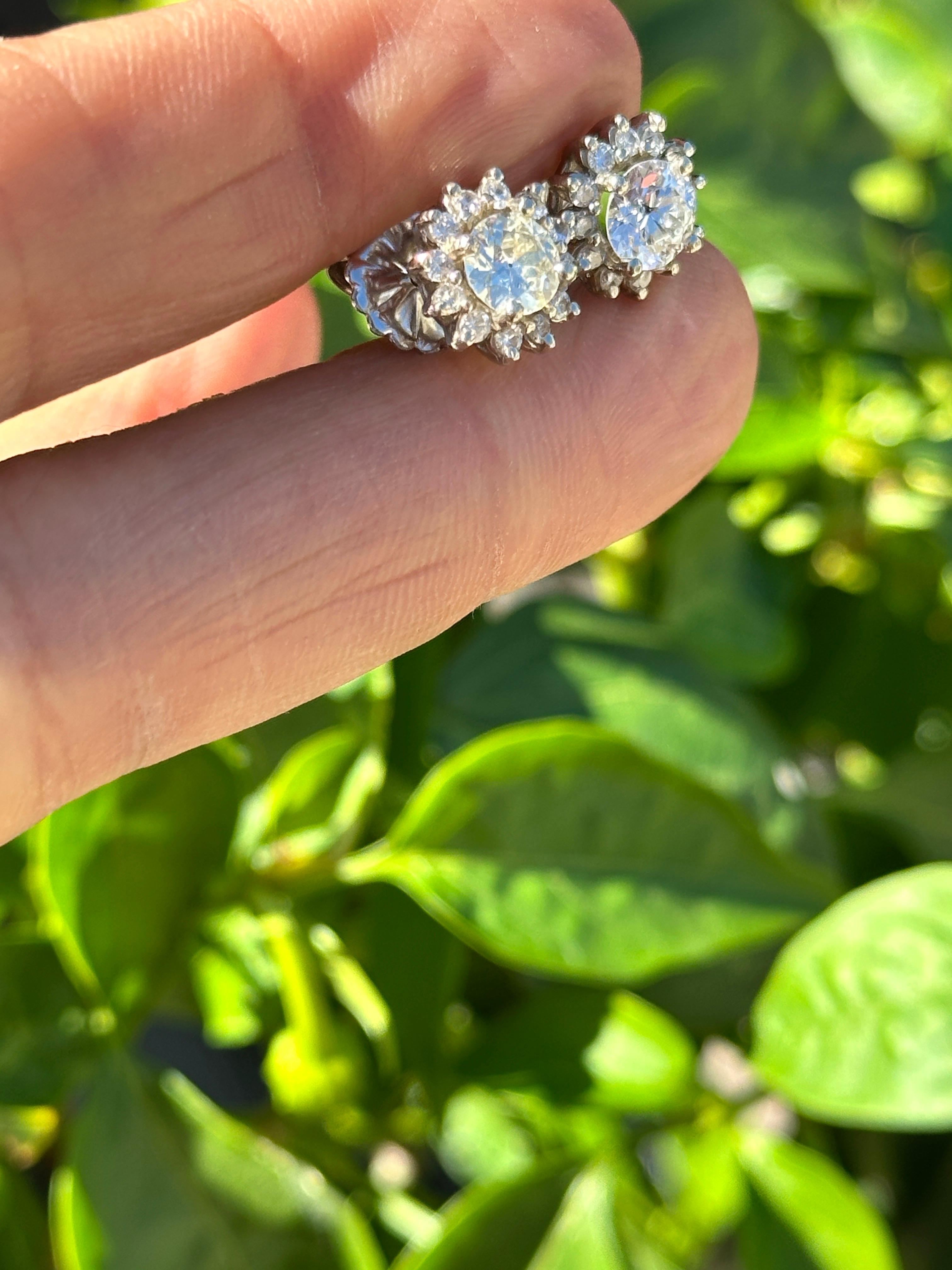 Boucles d'oreilles avec halo en diamant naturel de 2,50 carats et brillant, 14 carats Bon état - En vente à Laguna Hills, CA