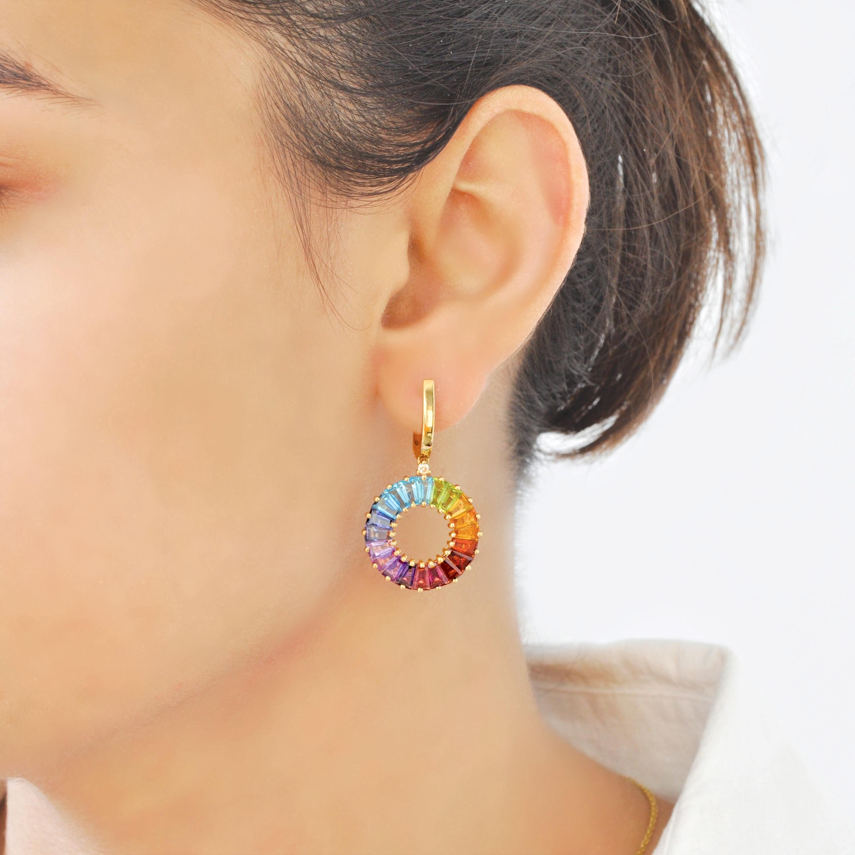 Questi squisiti orecchini a goccia in oro a 14 carati sono una celebrazione del colore, dell'eleganza e dell'artigianato. Progettato per affascinare, ogni orecchino presenta un motivo circolare perfettamente bilanciato, ornato da un vibrante