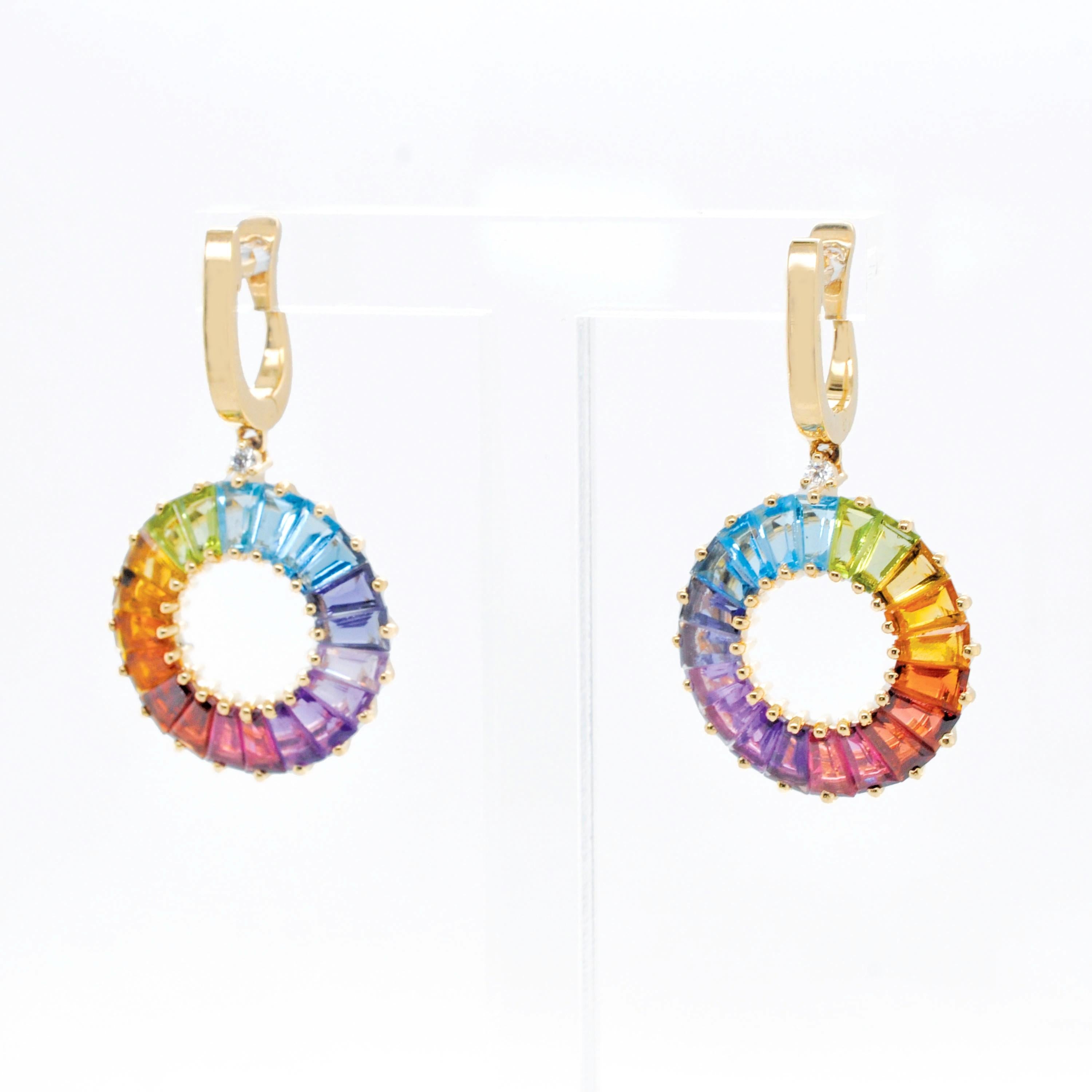 Orecchini pendenti con diamanti a cerchio con pietre arcobaleno naturali lavorate a mano in 14 carati in vendita 2