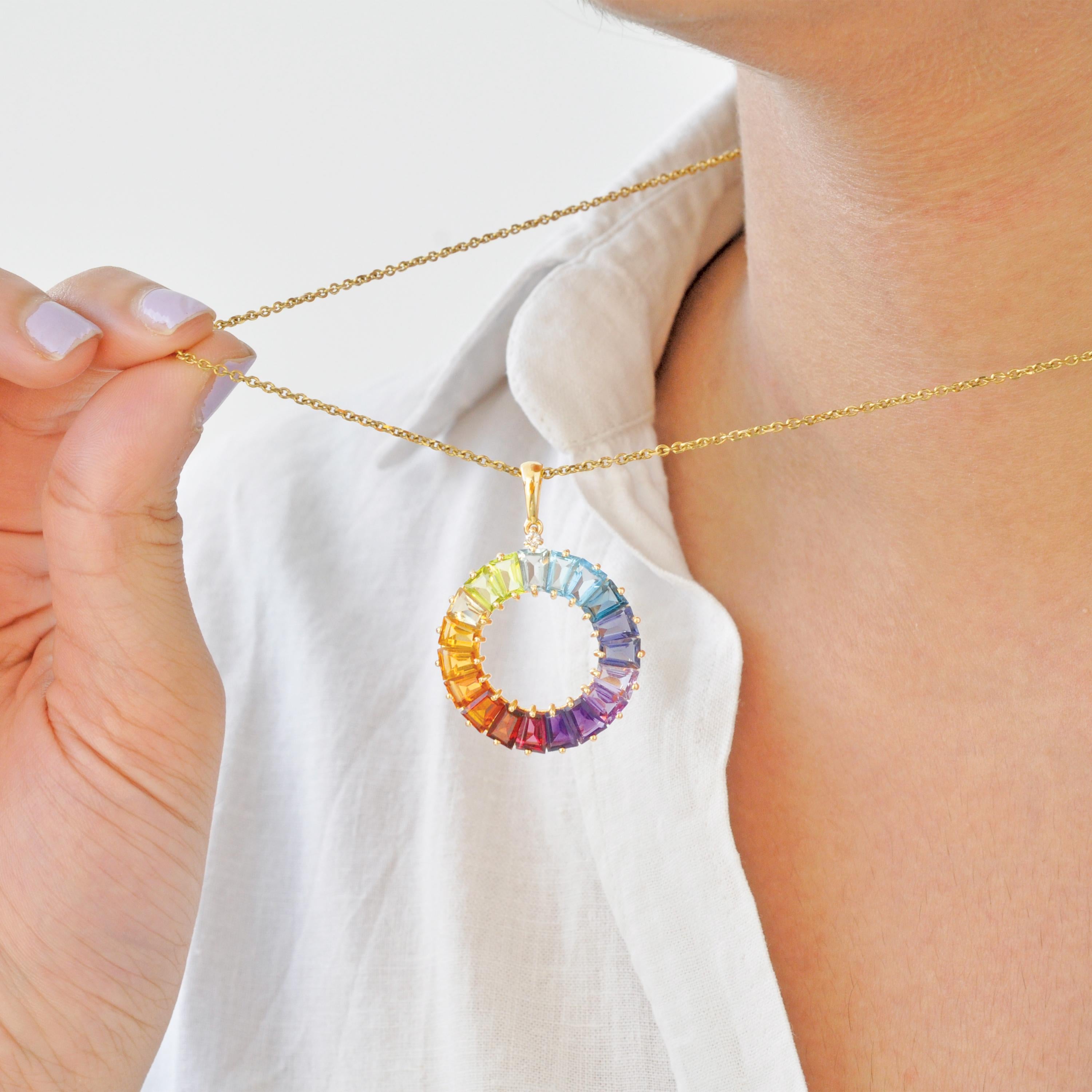 14 Karat Handcrafted Natural Rainbow Gemstones Circle Diamond Pendant Necklace In New Condition For Sale In Jaipur, Rajasthan