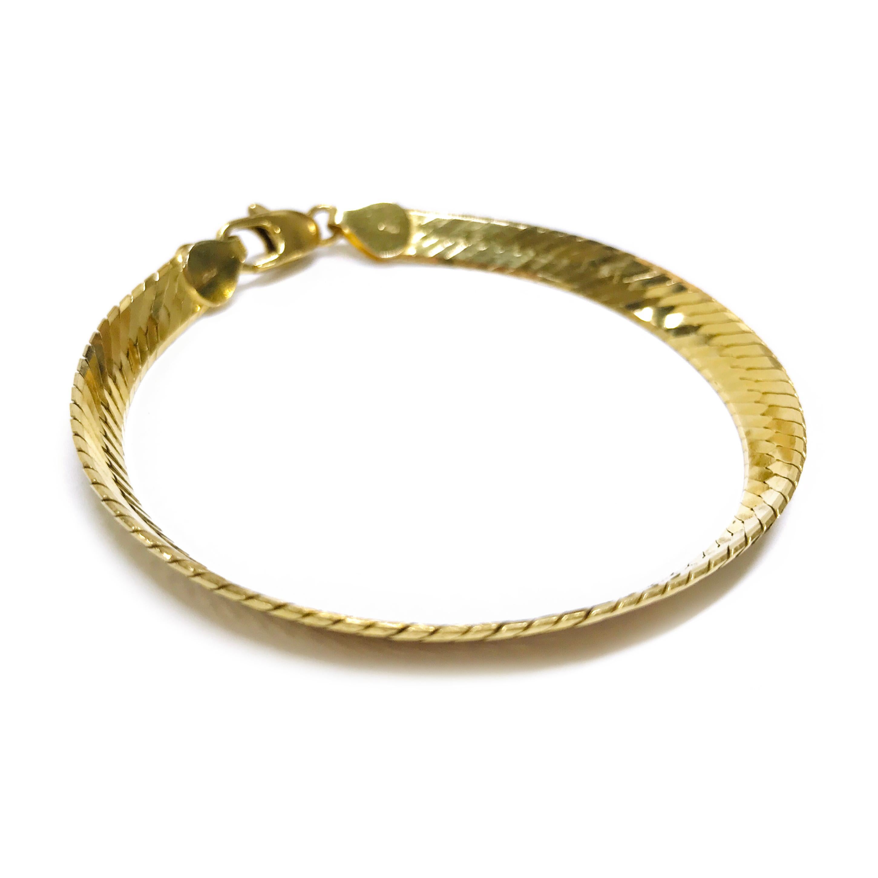 bracelet en or jaune 14 carats à chevrons. Le bracelet a une largeur de 6,5 mm. Les tampons 14K et ITALY sont apposés aux deux extrémités du bracelet. Le bracelet mesure 7 1/2