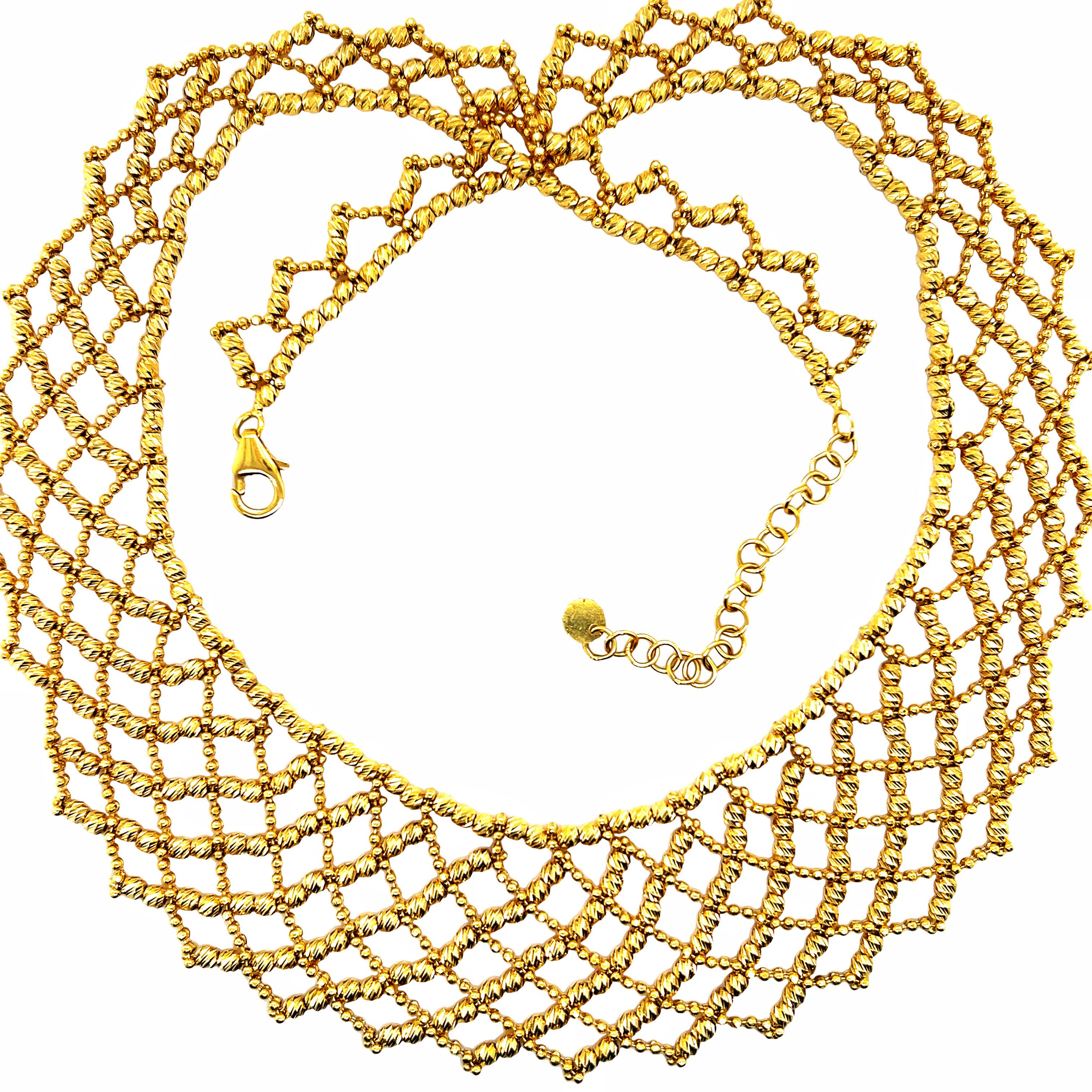 Élégant collier et boucles d'oreilles pendantes en or jaune. Collier et boucles d'oreilles assorties de fabrication italienne. Le collier est serti à la main en or jaune 14 carats. Il est muni d'un fermoir à bélière et d'un papillon et d'une