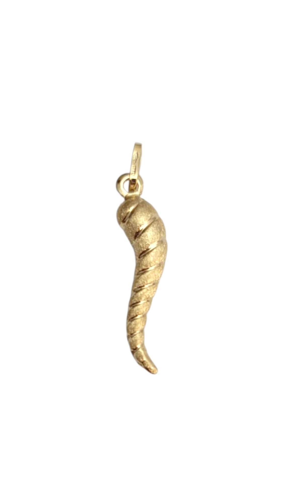 14 Karat Italian Horn Charm

A tiny twist of tradition — this charm adds a golden touch of good luck. This piece features a meticulously detailed Italian Horn charm designed in 14 karat yellow gold.

Size: 28.7 mm X 7.6 mm X 5.3 mm

Length with