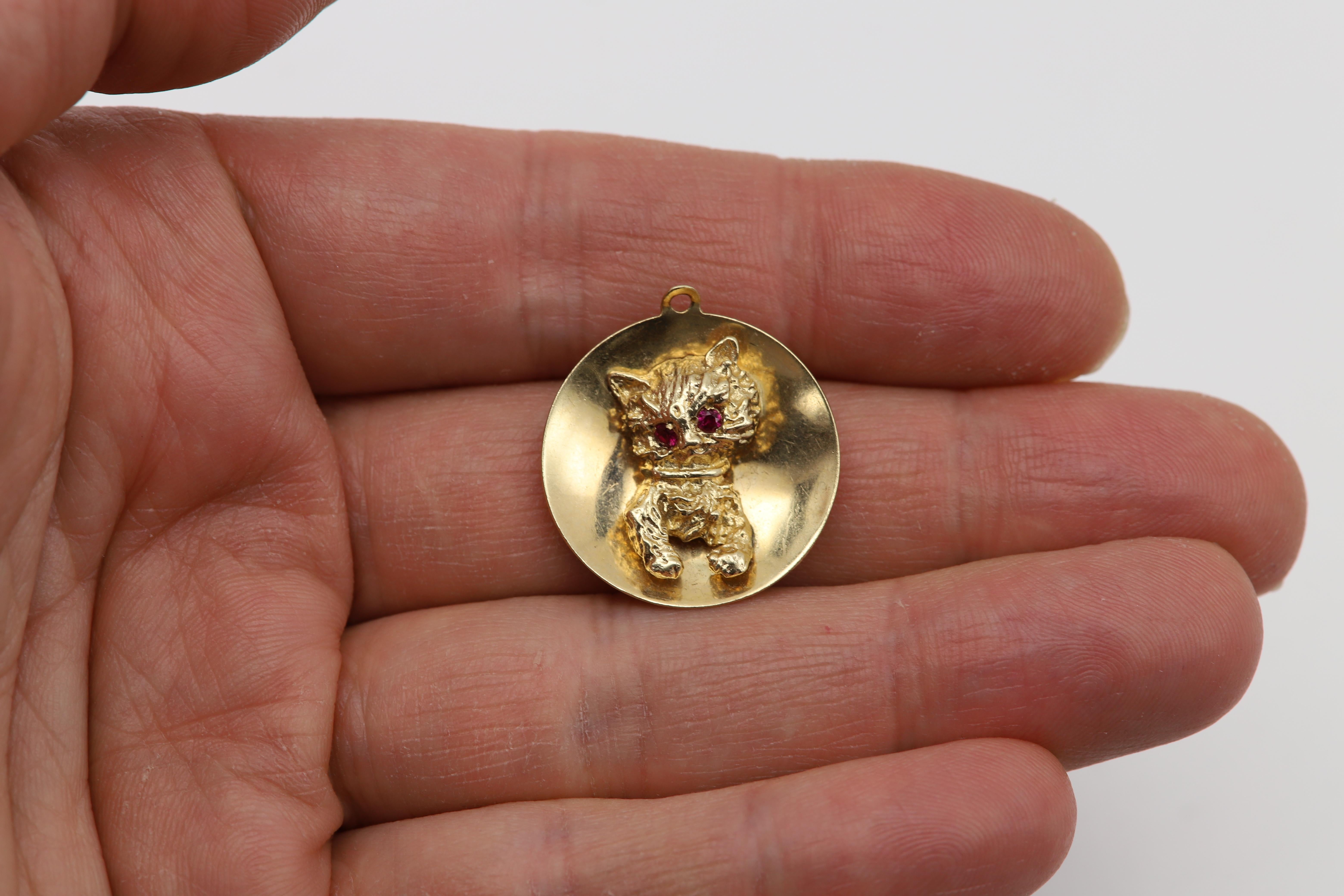 14 Karat Kitten Charm Circa 1940's Natural Ruby Vintage Cat en venta 5