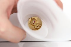 14 Karat Kitten Charm Circa 1940er Jahre natürlicher Rubin Vintage Katzenanhänger