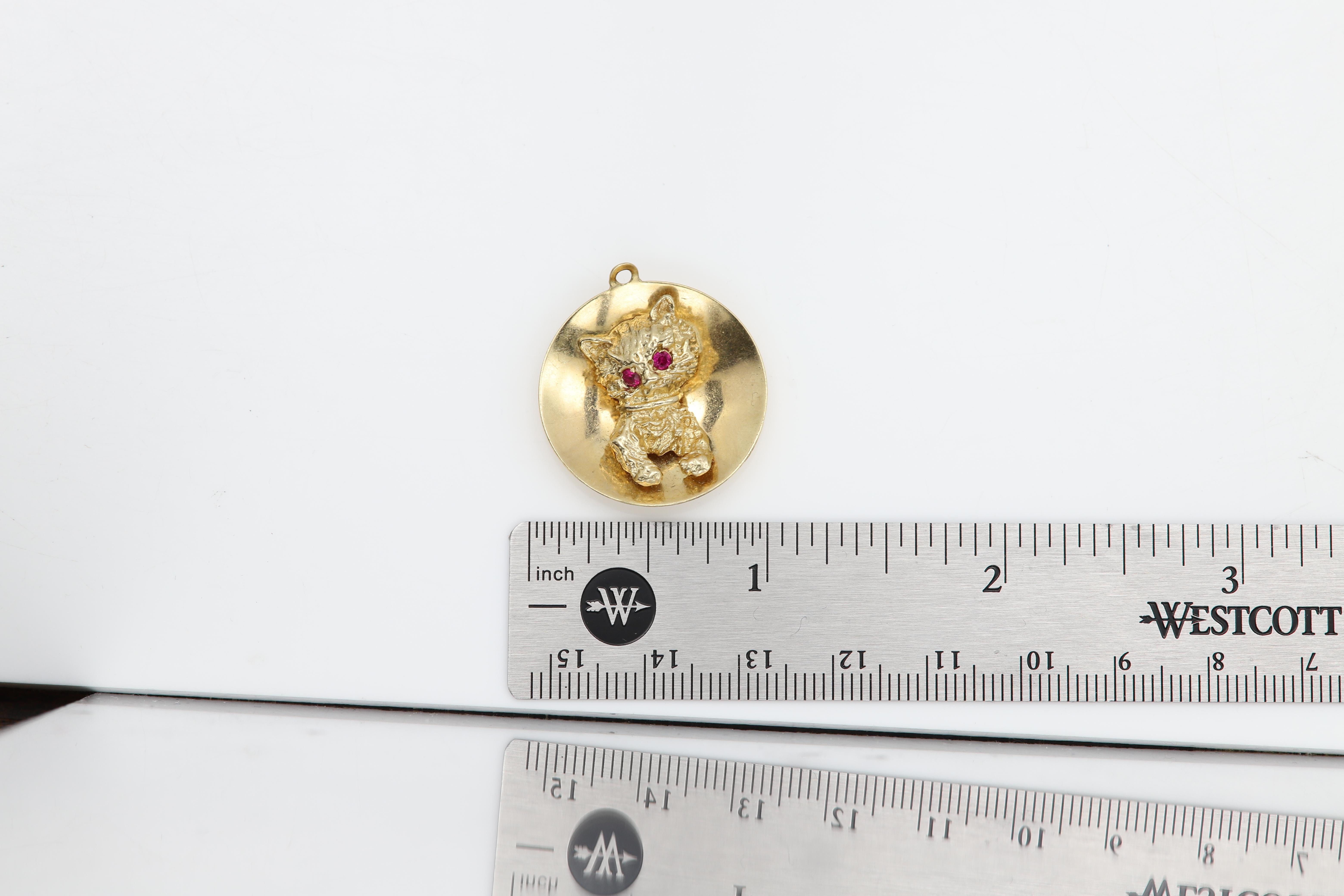 14 Karat Kitten Charm Circa 1940's Natural Ruby Vintage Cat Corte redondo en venta
