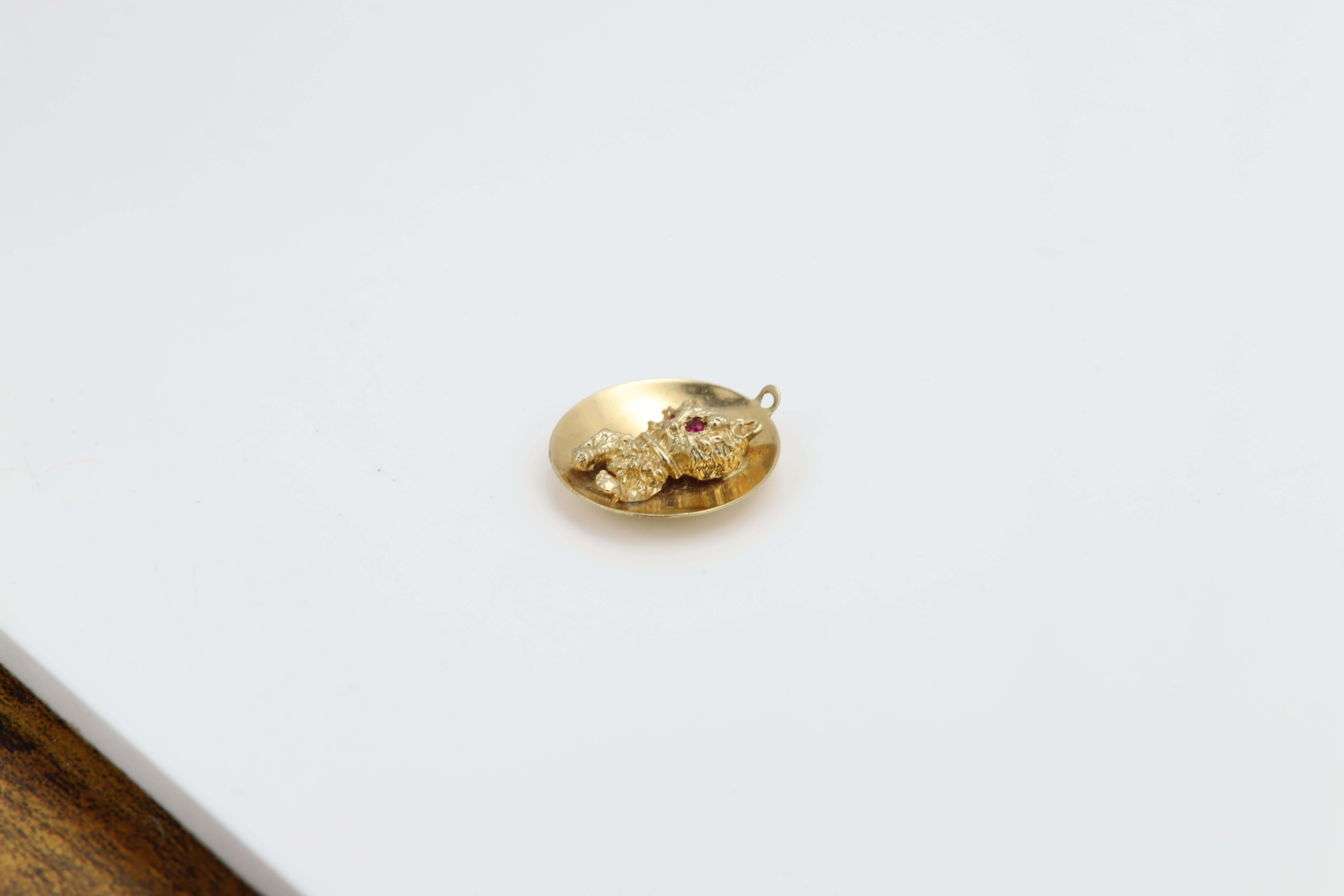 14 Karat Kitten Charm Circa 1940's Natural Ruby Vintage Cat en Excelente estado para la venta en Brooklyn, NY