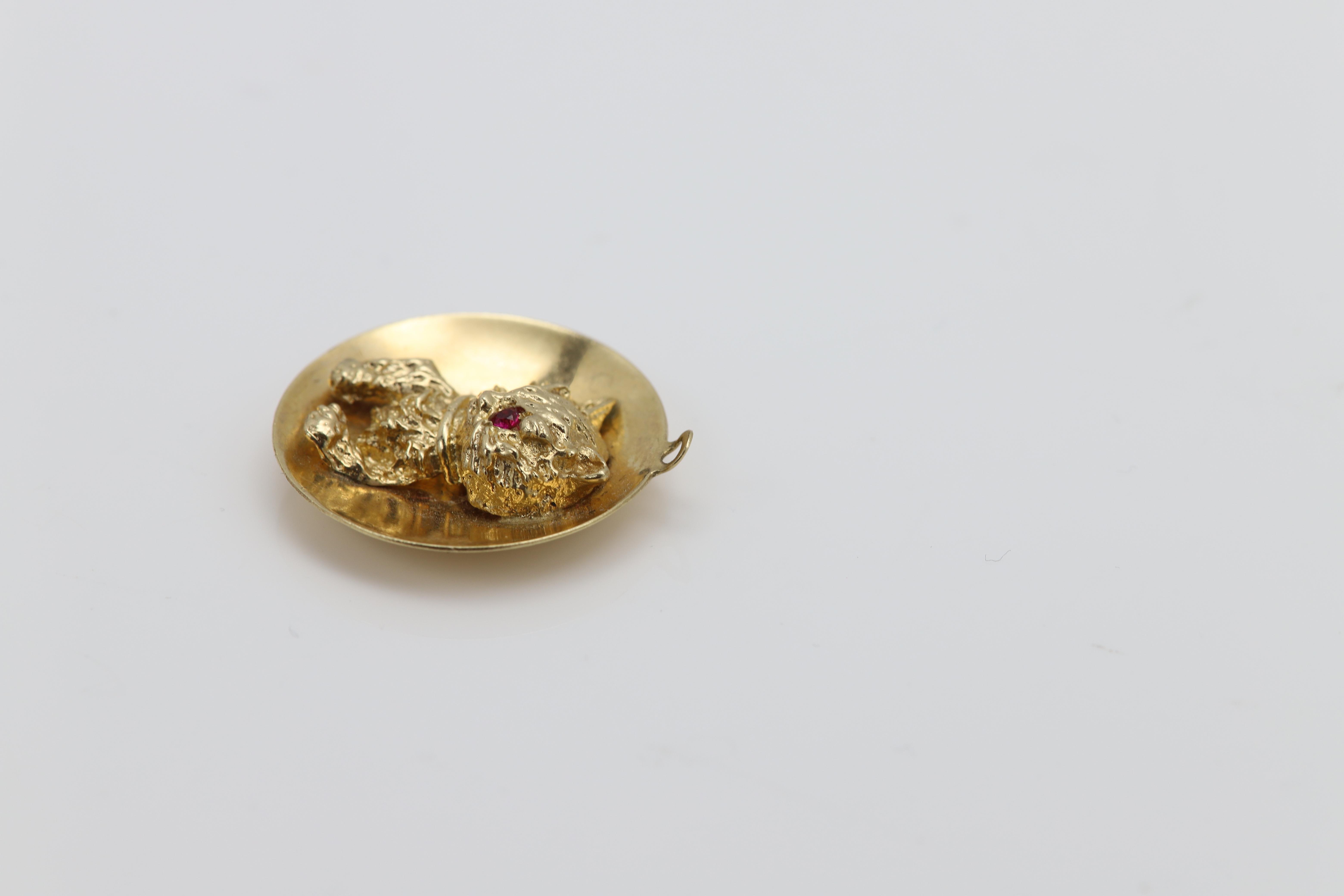 14 Karat Kitten Charm Circa 1940's Natural Ruby Vintage Cat en venta 3