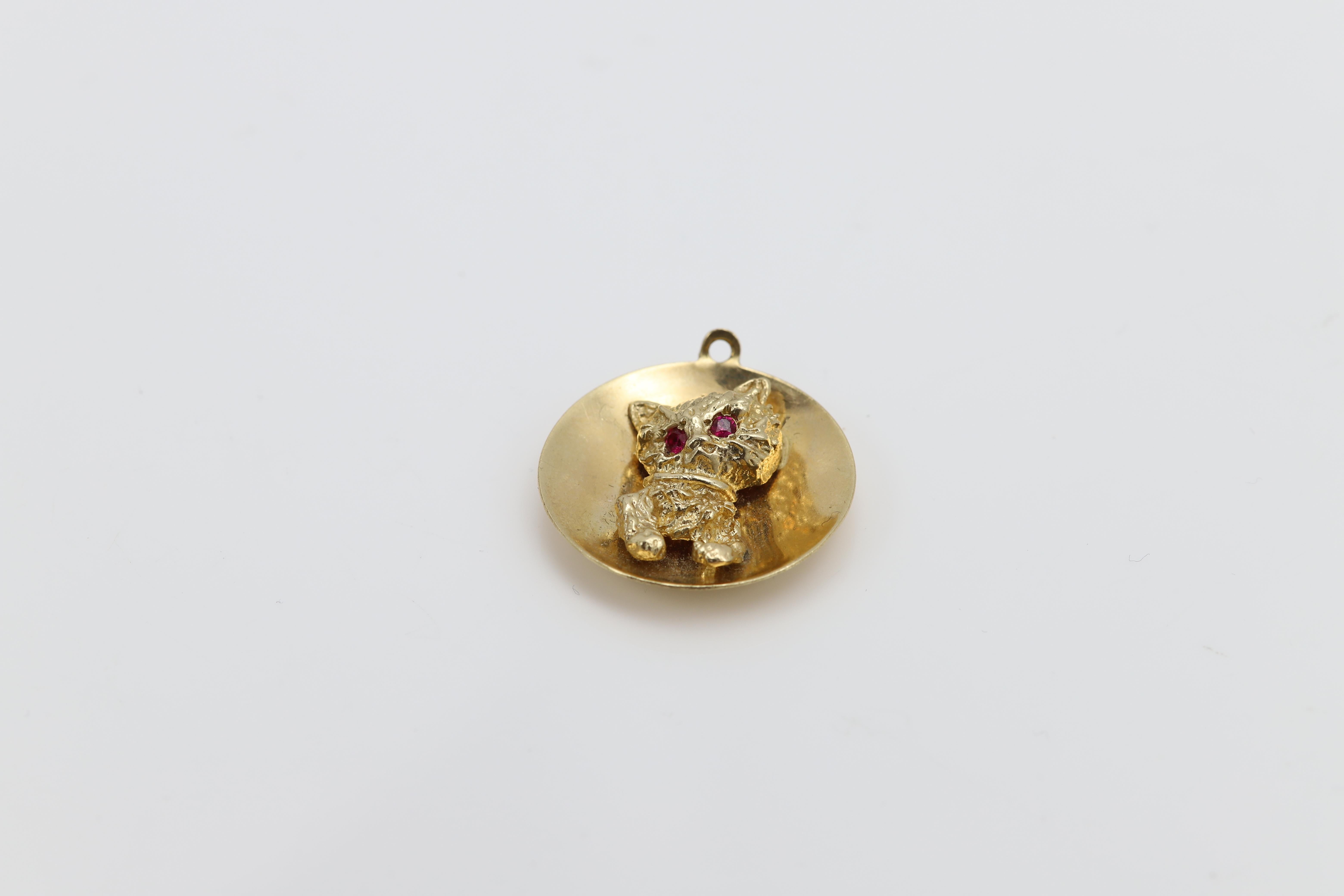 14 Karat Kitten Charm Circa 1940's Natural Ruby Vintage Cat en venta 4