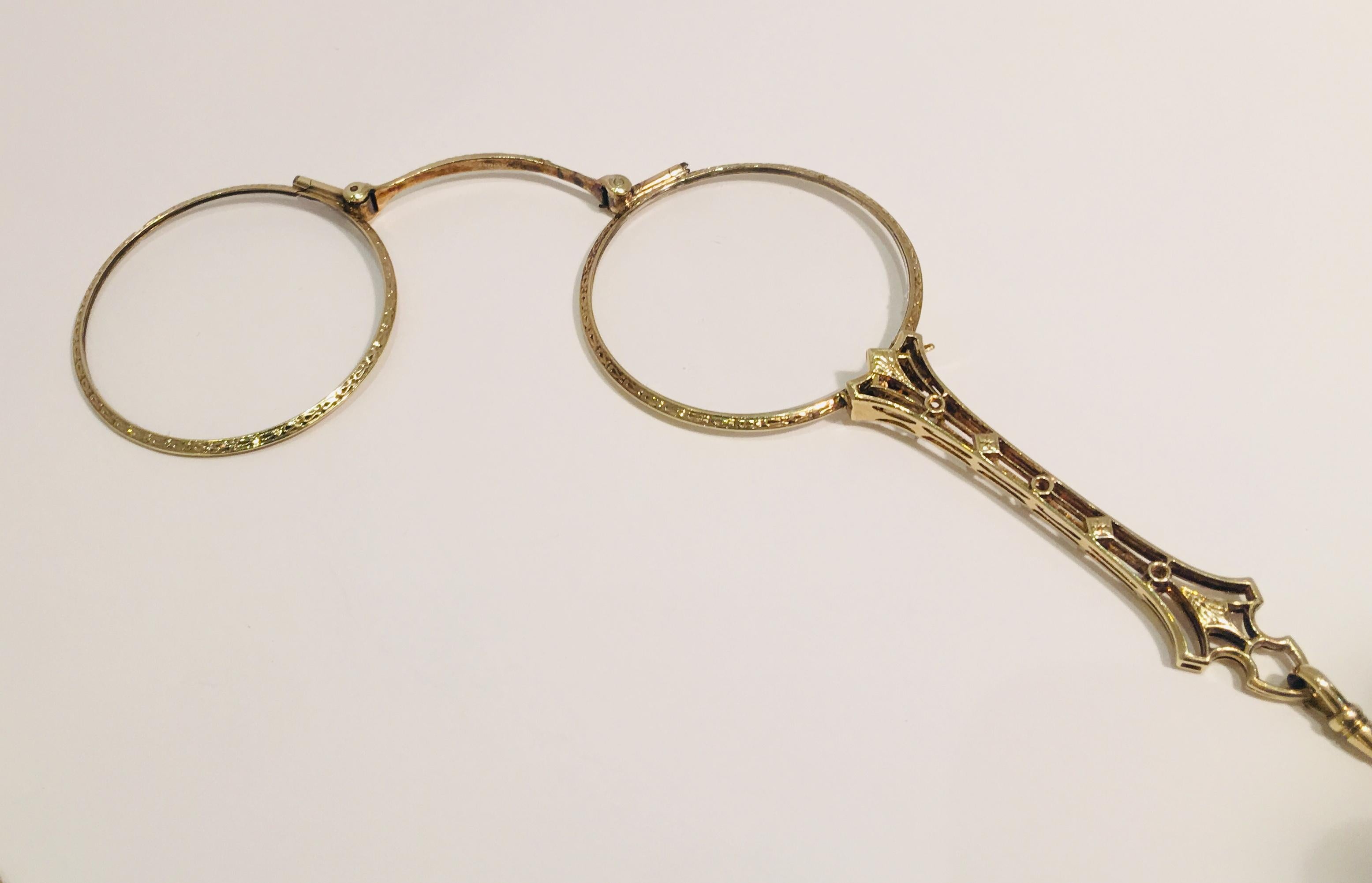 14 Karat Lorgnette Folding Eyeglasses mit Gold, Diamant und Saatperlen Lariat (Art déco) im Angebot