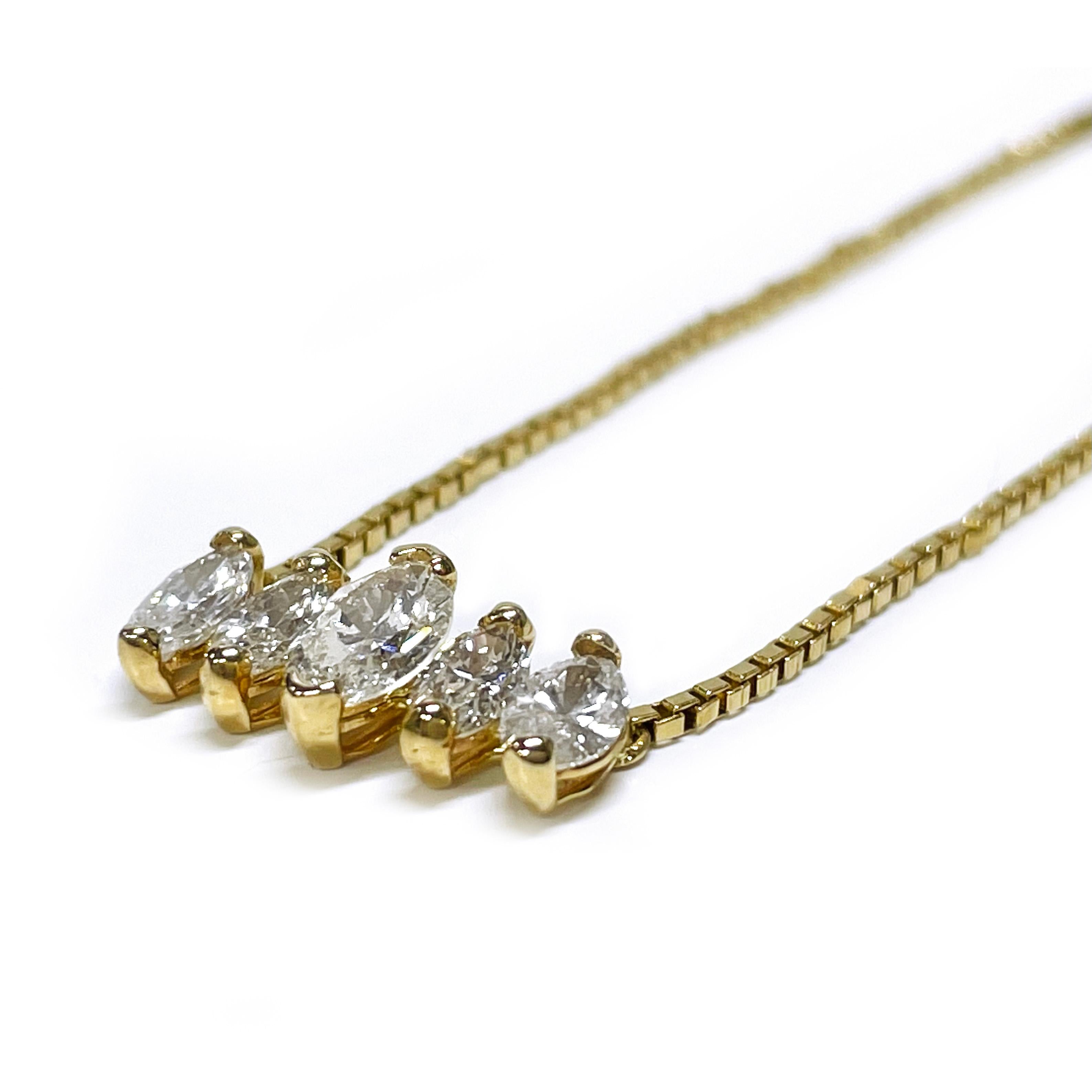 14 Karat Marquise Diamant-Halskette. Die Halskette ist mit fünf Diamanten im Marquiseschliff besetzt, wobei der größte in der Mitte und die kleineren Diamanten an den Seiten liegen. Ein Diamant ist 6,8 x 3,9 mm groß und hat ein Karatgewicht von 0,35
