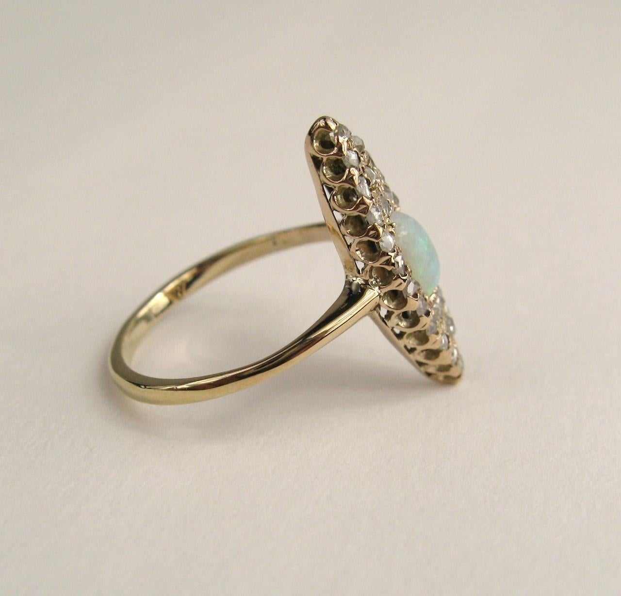 14 Karat Opal & Diamant Navette viktorianischer Ring (Viktorianisch) im Angebot
