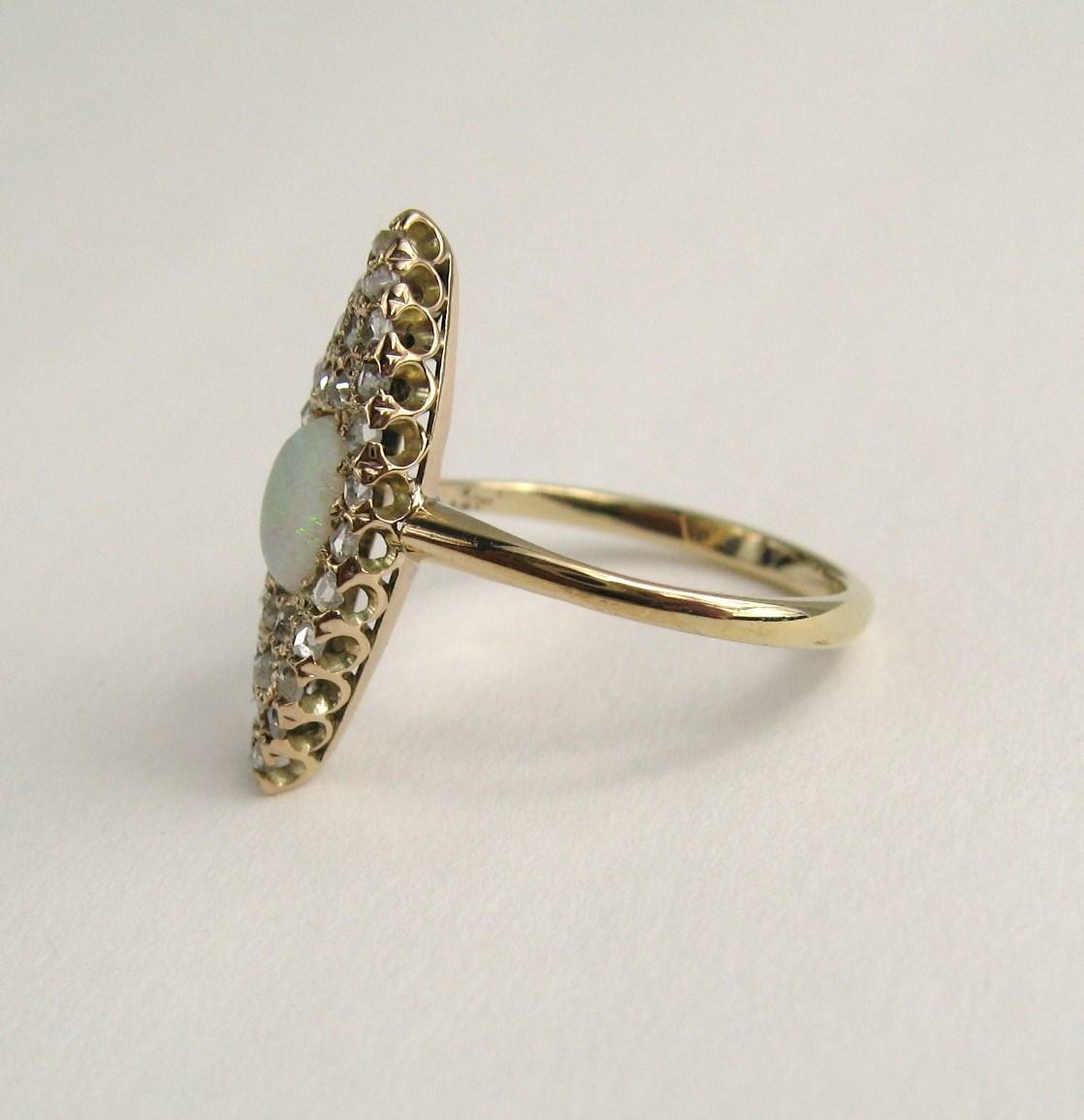 14 Karat Opal & Diamant Navette viktorianischer Ring (Ovalschliff) im Angebot