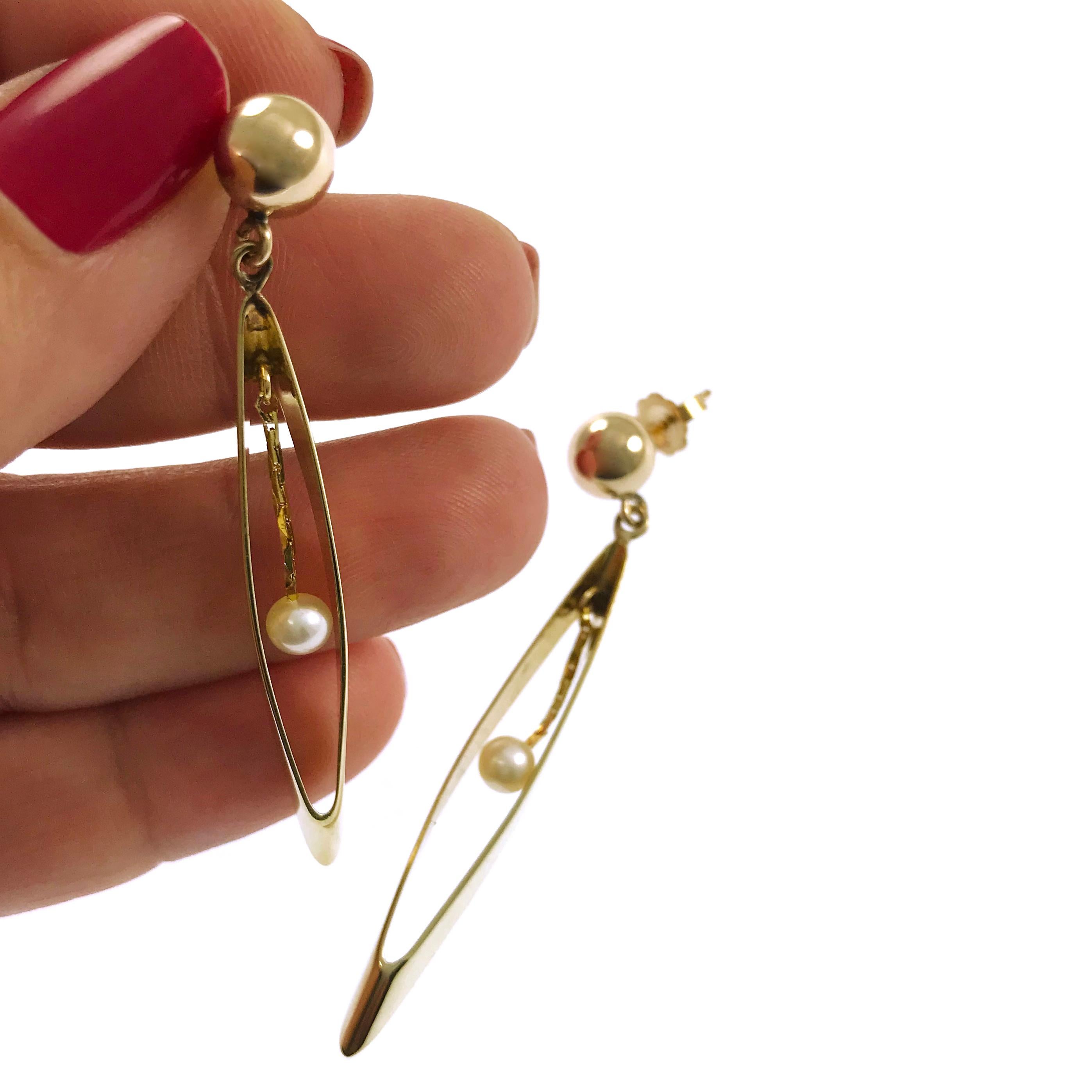 14 Karat Oval Hoop Pearl Drop Earrings In Good Condition For Sale In Palm Desert, CA