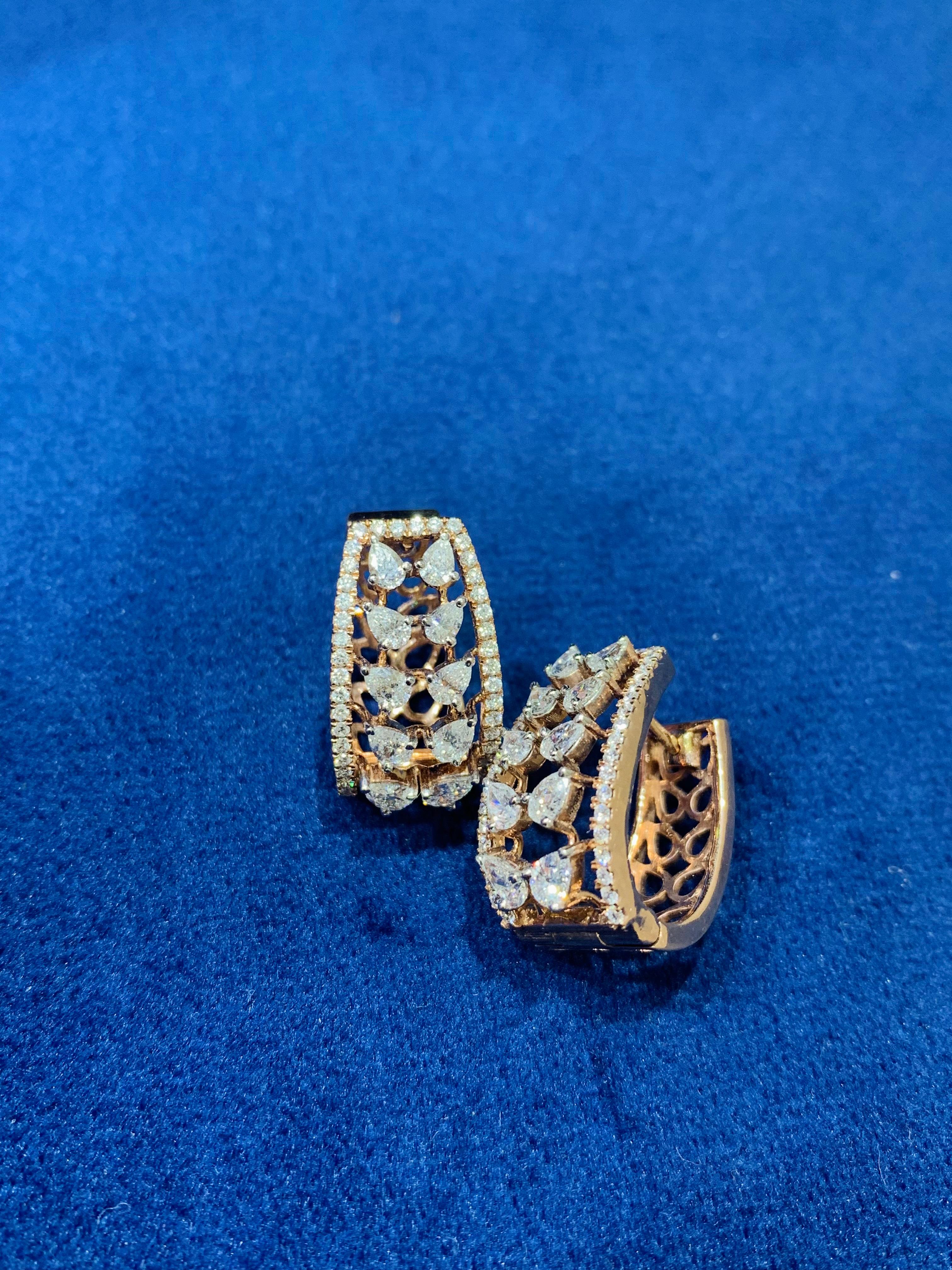 Taille mixte Boucles d'oreilles cerclées de diamants en forme de poire 14 carats en vente